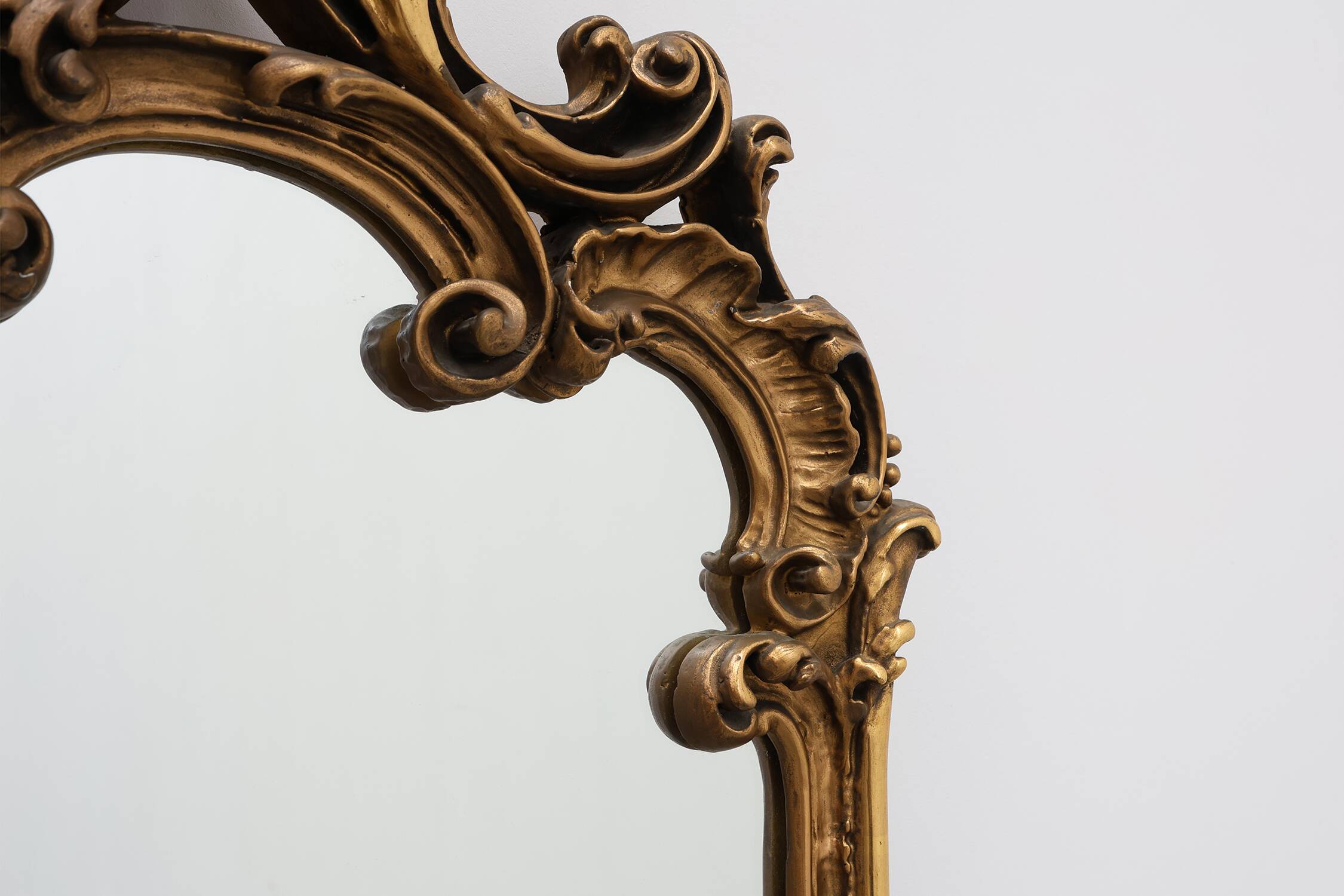 Grand miroir en bois doré de style rococo, Belgique, 20e siècle