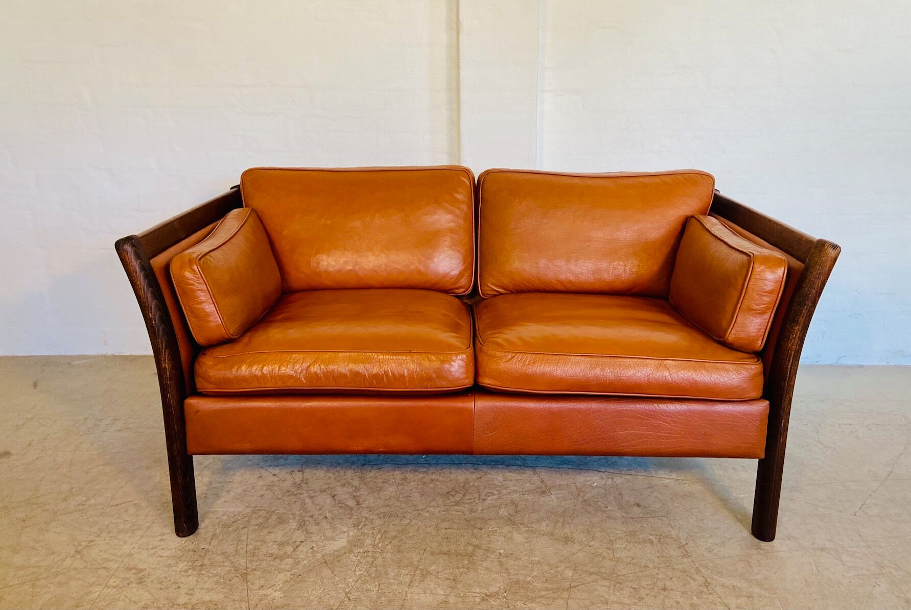 Canapé vintage danois des années 60 en cuir cognac pour 2 personnes.