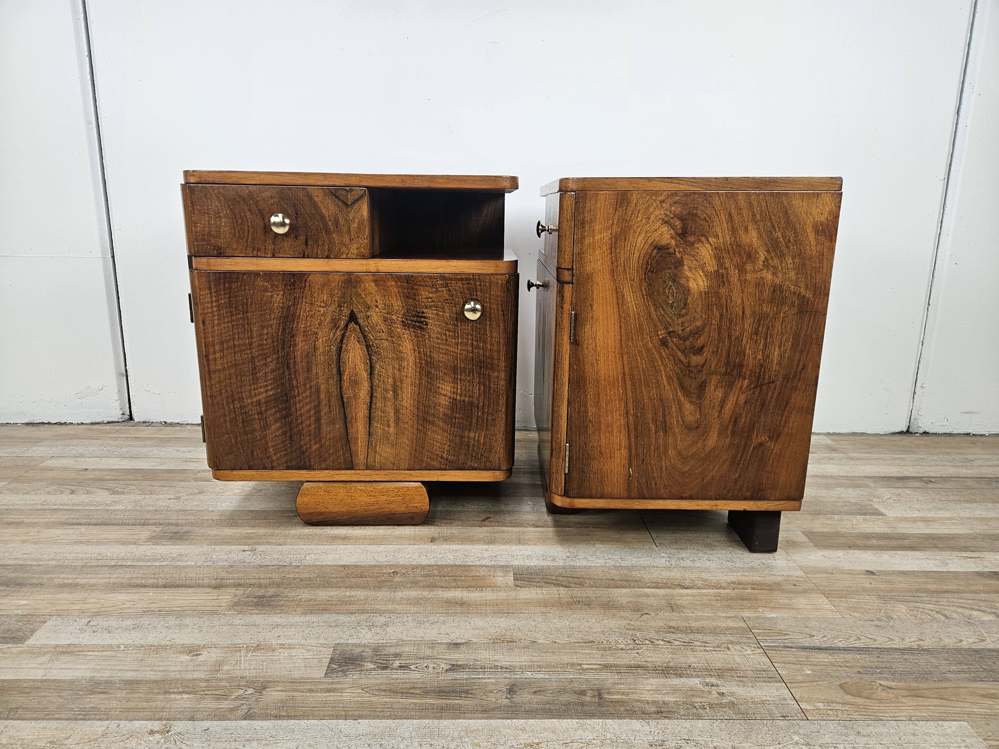 Art Decò bedside tables in walnut and brass, 1940