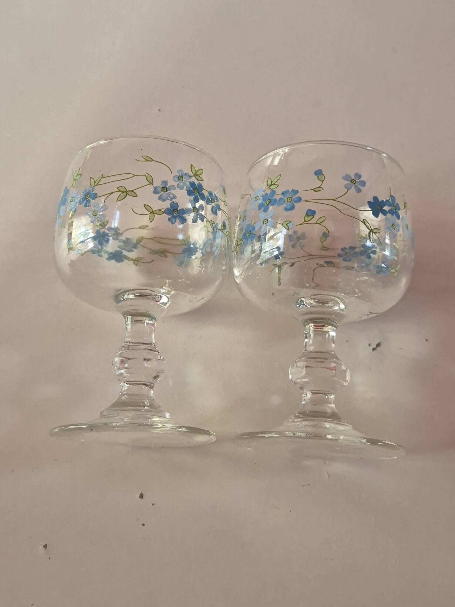 lot de 2 petits verres a pied vintage a petites fleurs bleues arcopal model