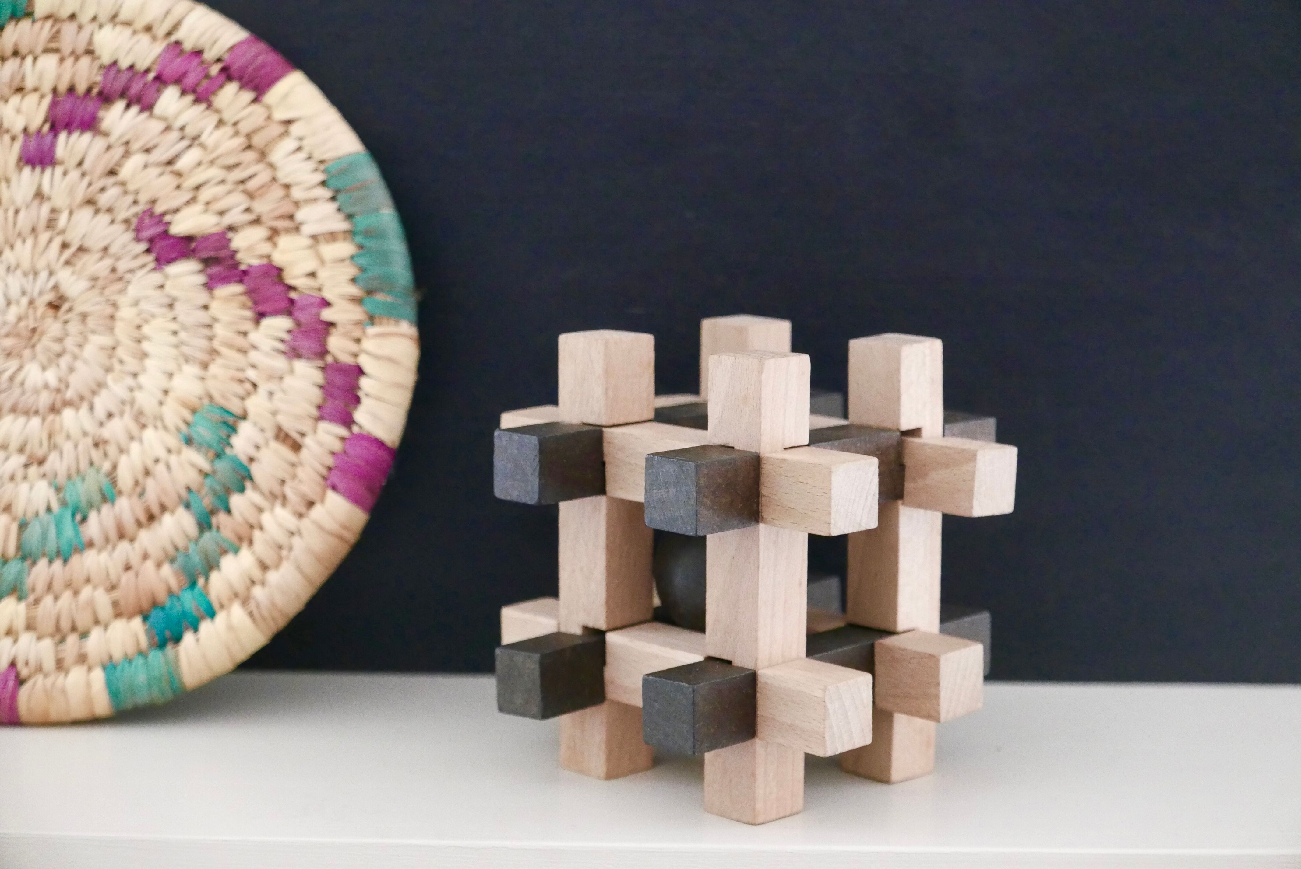 Casse tête sculptural en bois années 70
