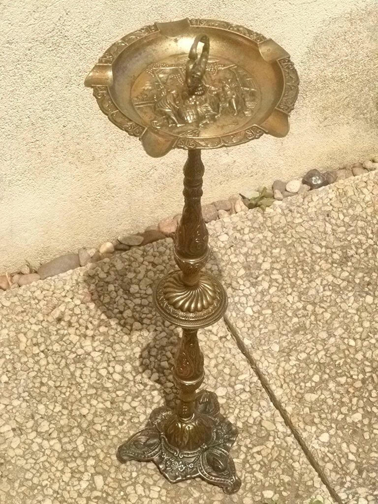 Ashtray on foot gilded metal