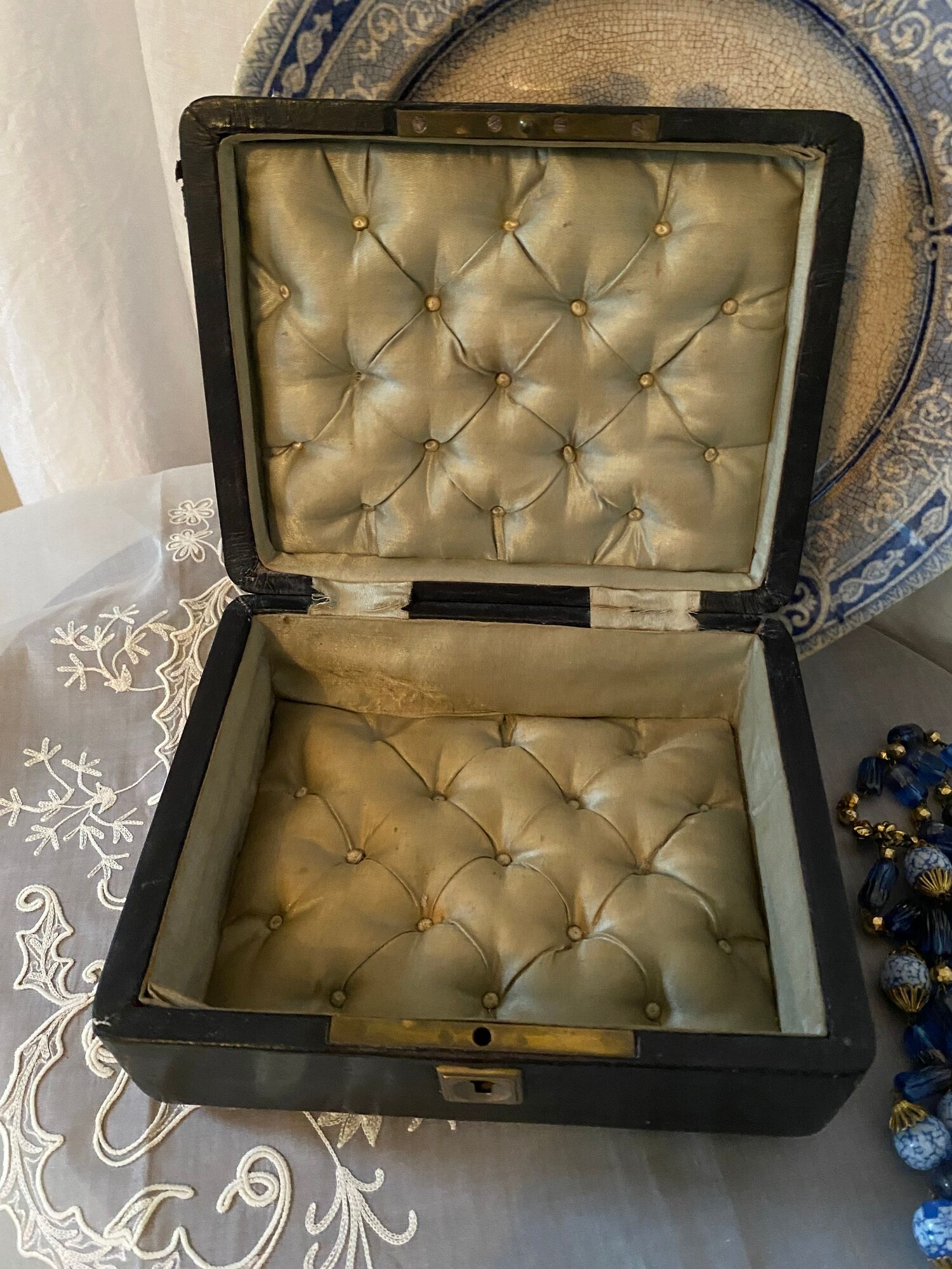 Coffret à bijoux en cuir et laiton capitonné ancien