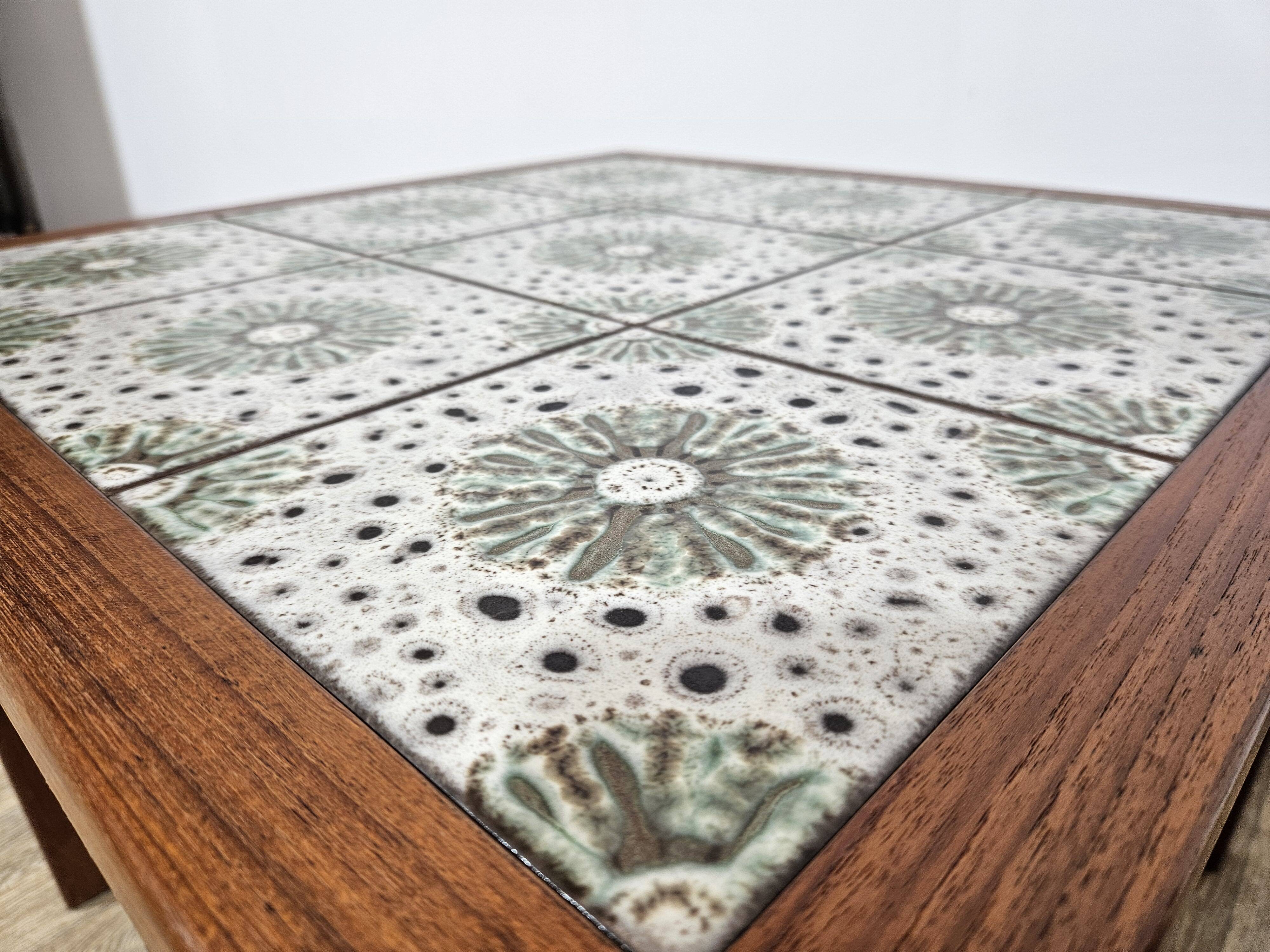 Table en teck avec céramiques, Danemark, années 1960.