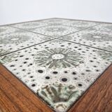 Table en teck avec céramiques, Danemark, années 1960.