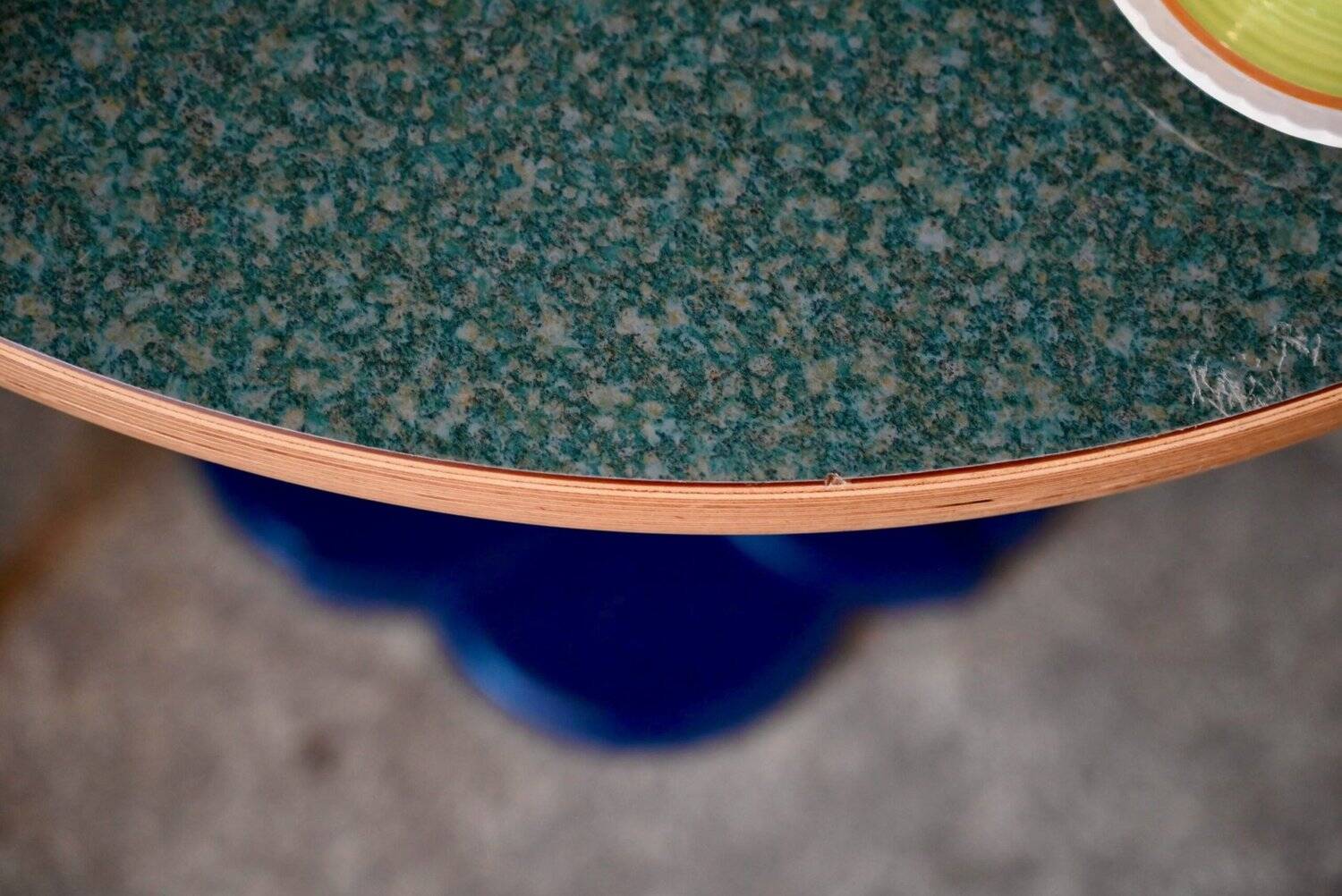 Round bistro table with tulip base in Art Deco style from the 1990s.