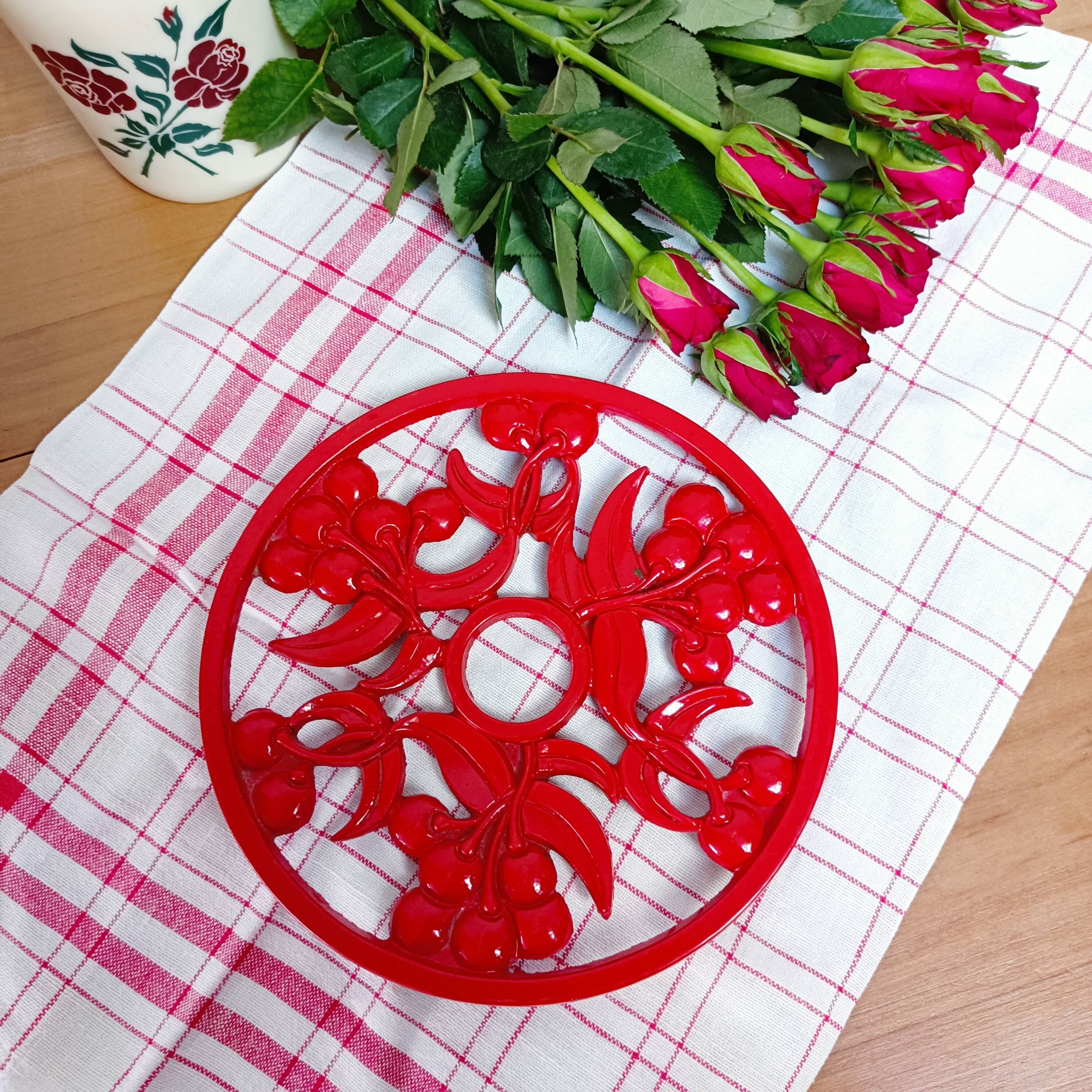 Red cast iron table mat, cherry décor