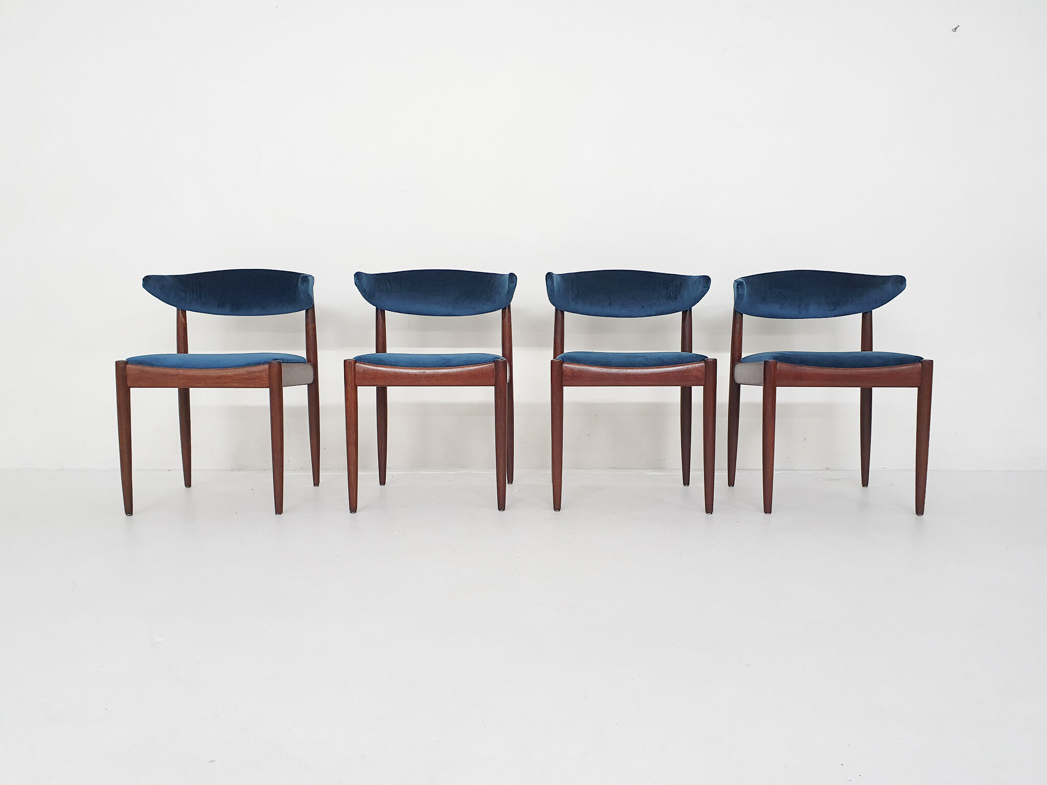 Ensemble de quatre chaises de salle à manger en palissandre et velours par Topform, Pays-Bas des années 1950