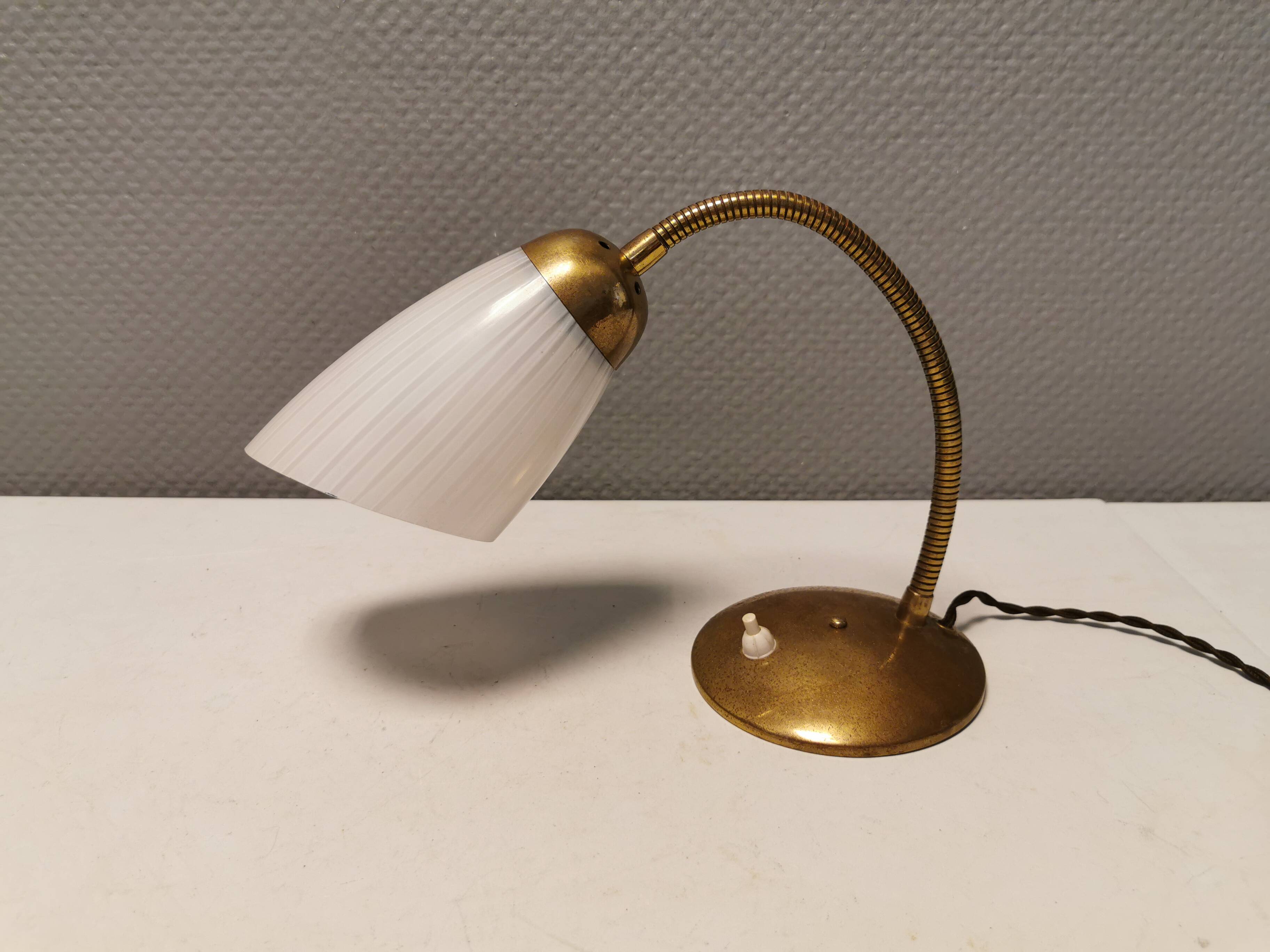 Lampe de table, estimée des années 1950-60. fabriquée en métal, laiton et verre.