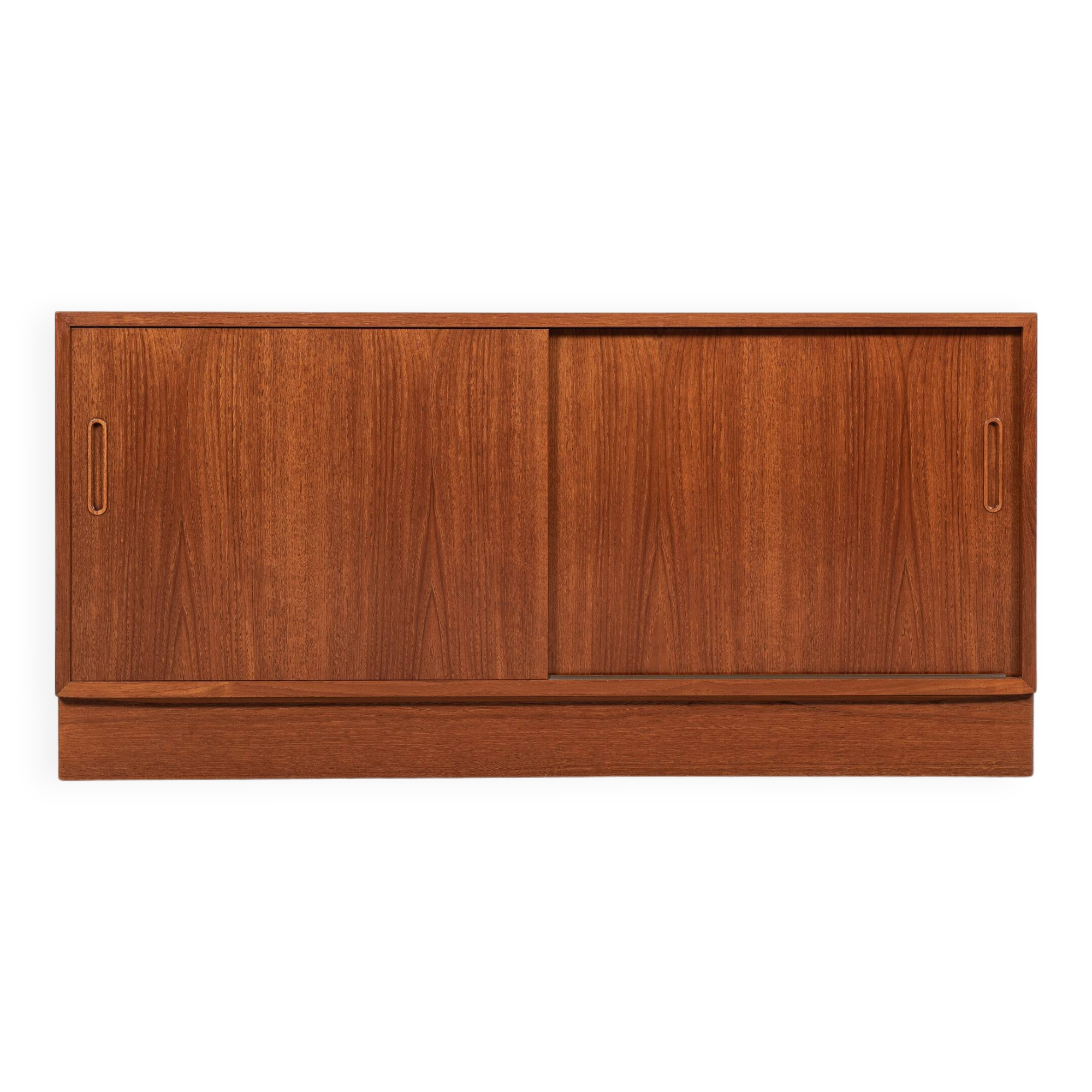 Midcentury Danish lowboard in teak with 2 sliding doors by Hundevad 1960s - 138cm
