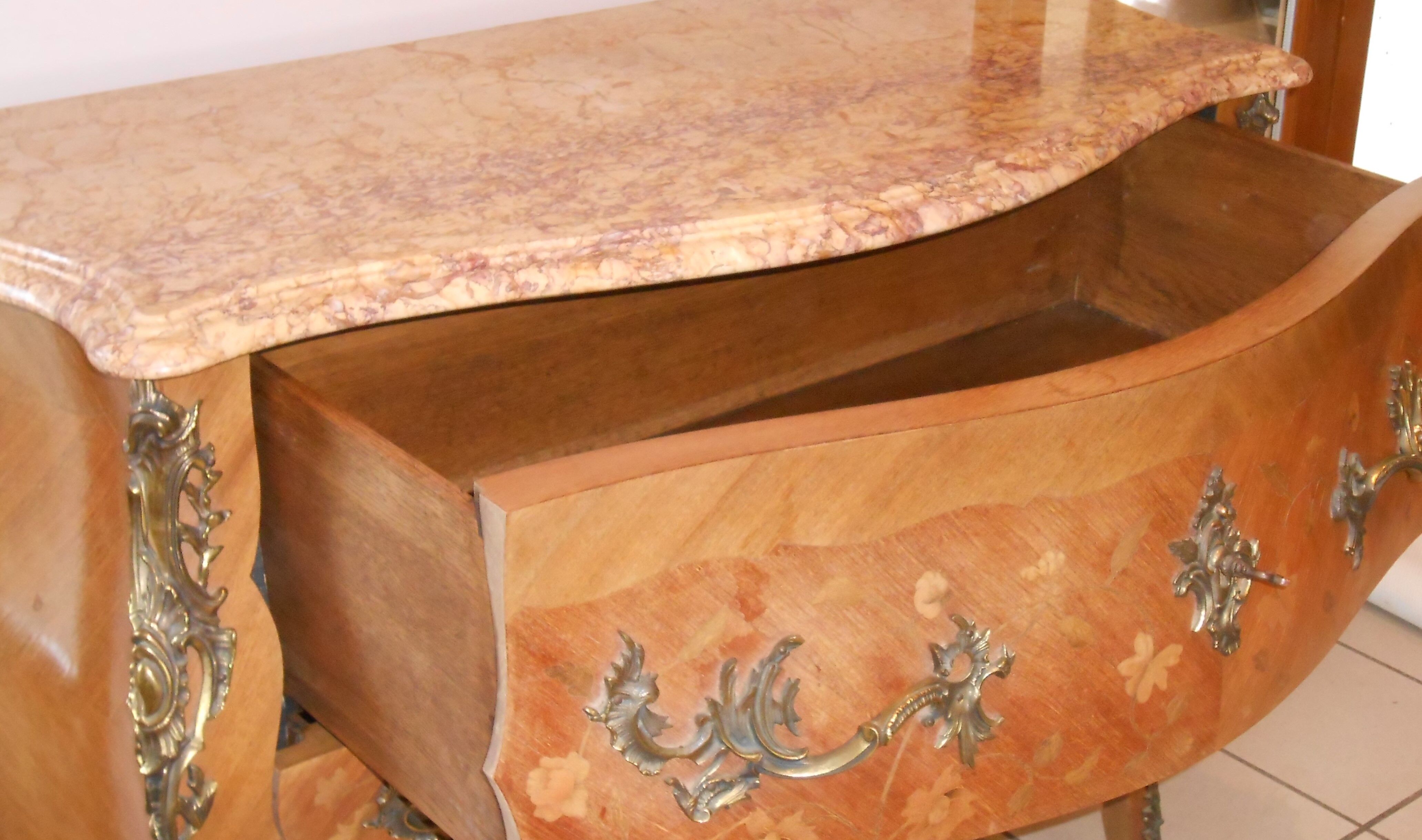 Commode galbée style Louis XV