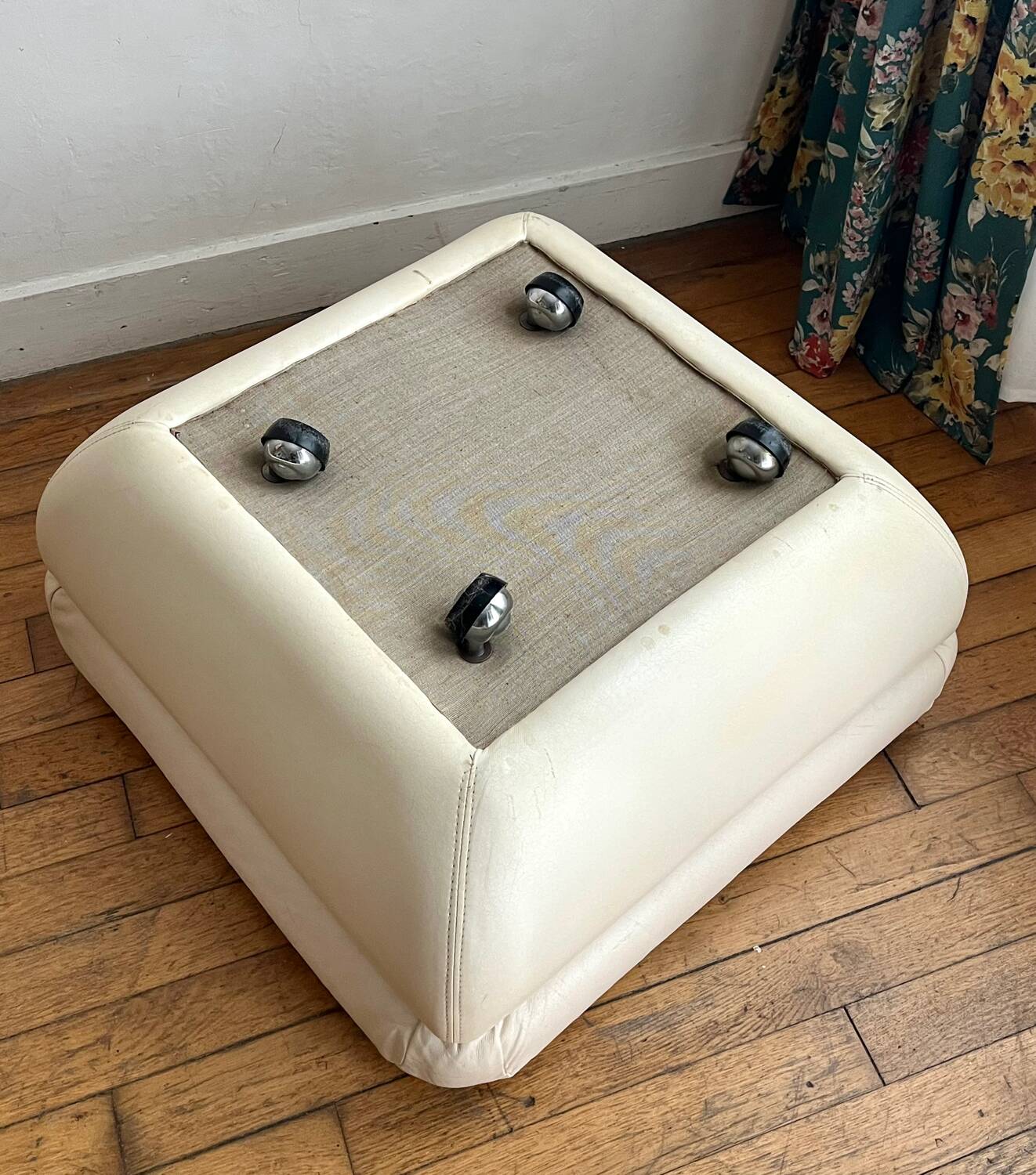 Leather pouf from the 70s/80s