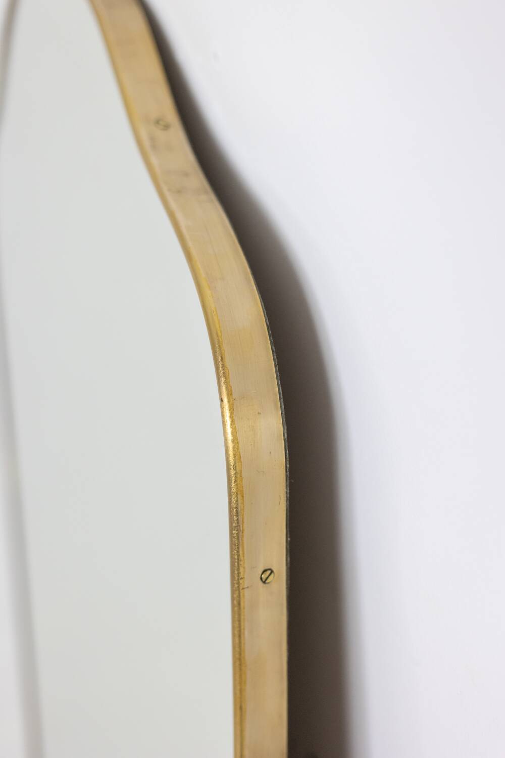 Paire de miroirs de forme « chapeau de gendarme », années 1970