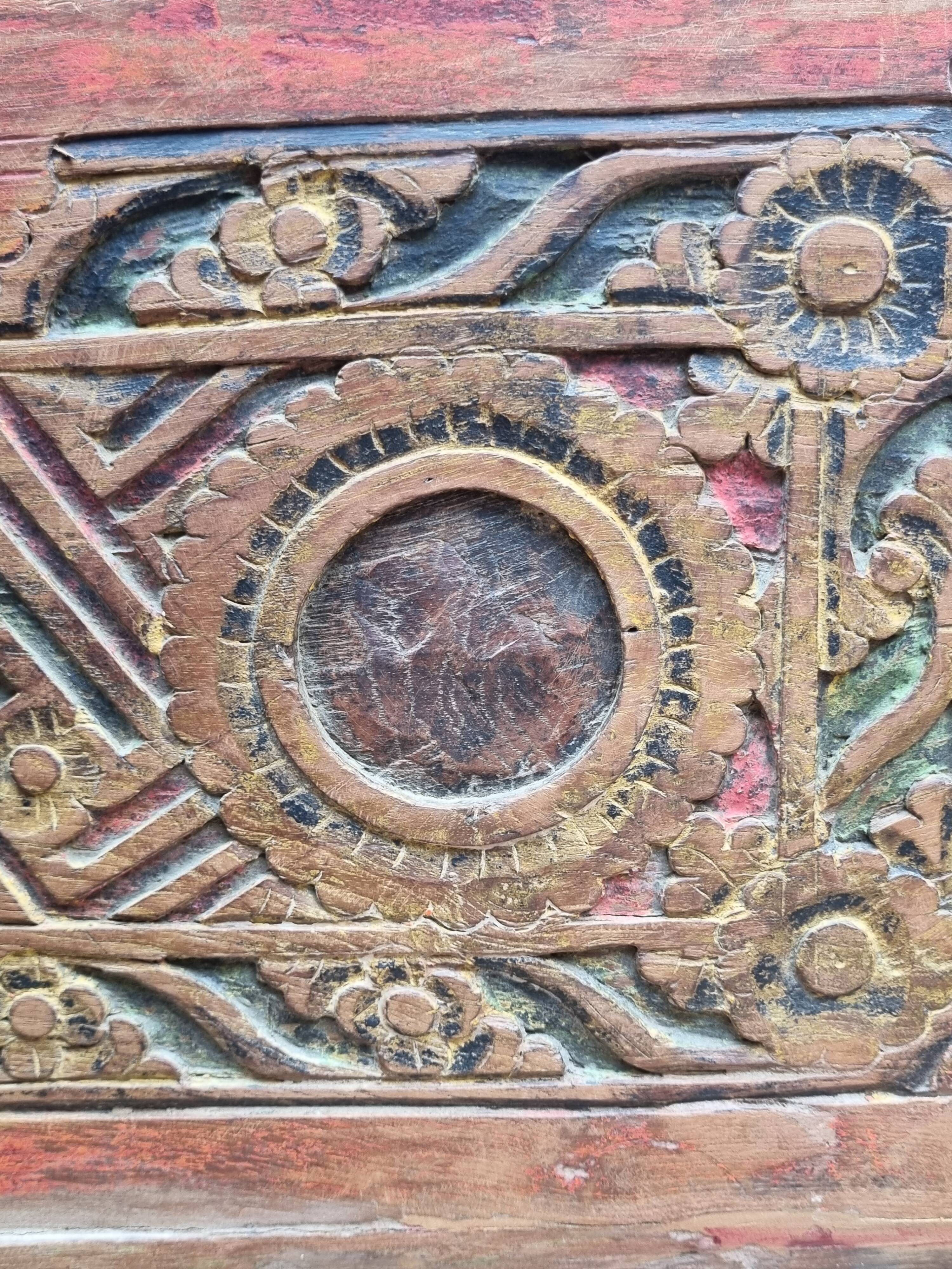 Coffre de rangement balinais en teck sculpté polychome à motifs floraux, ancien, 58 cm