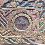 Coffre de rangement balinais en teck sculpté polychome à motifs floraux, ancien, 58 cm
