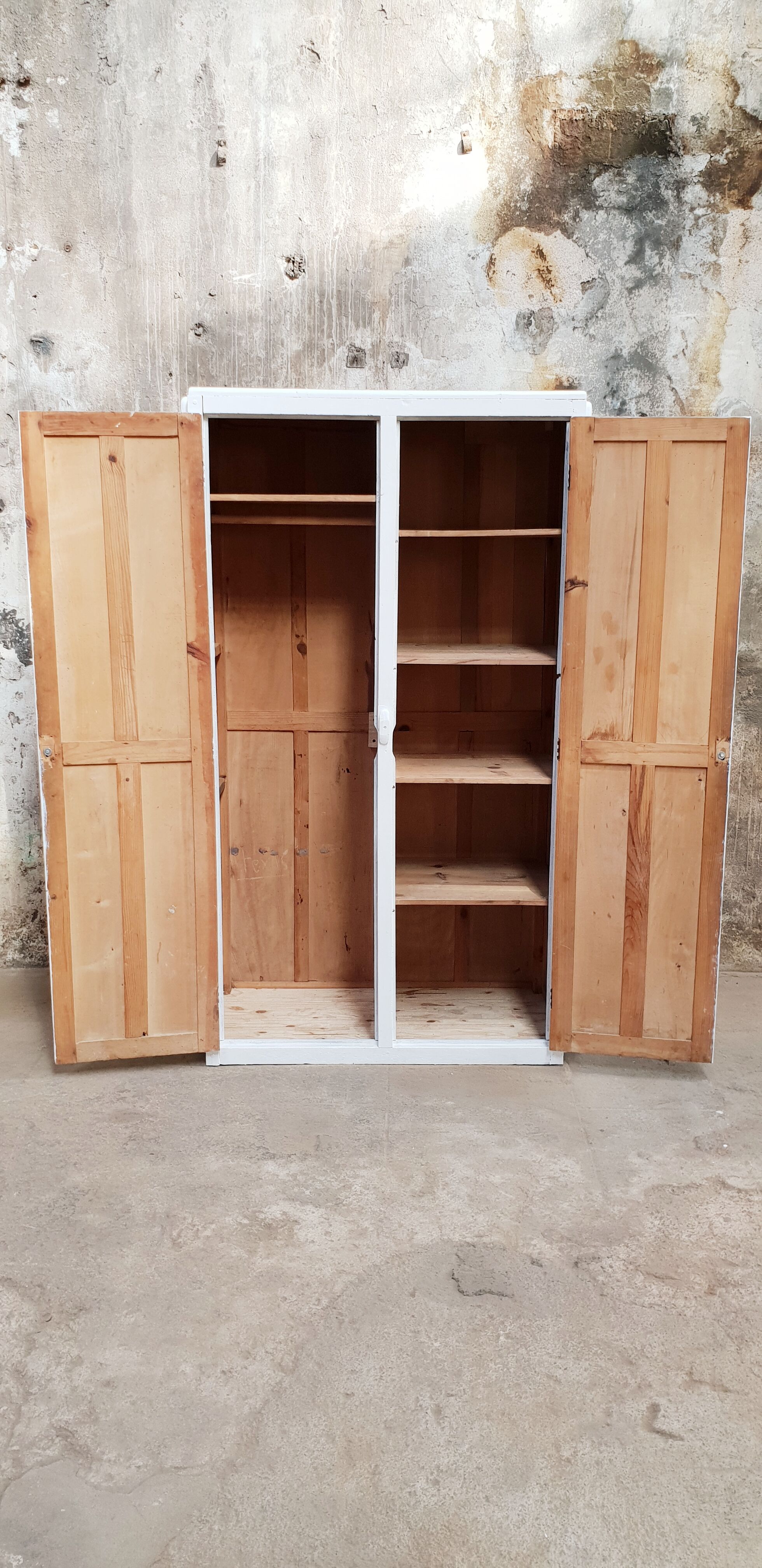 Armoire vintage