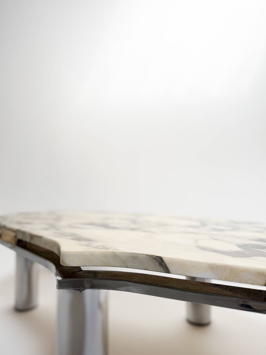 Table basse vintage chrome et marbre