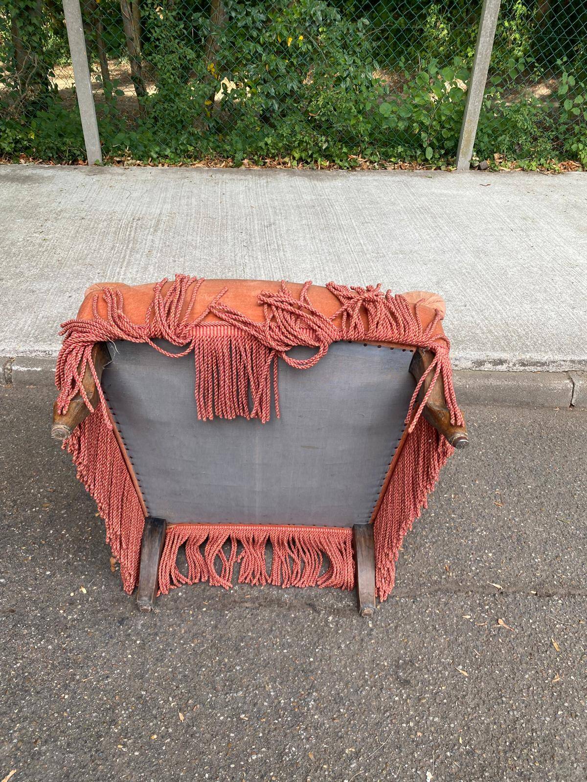 Fauteuil crapaud en velours rose saumon 1950