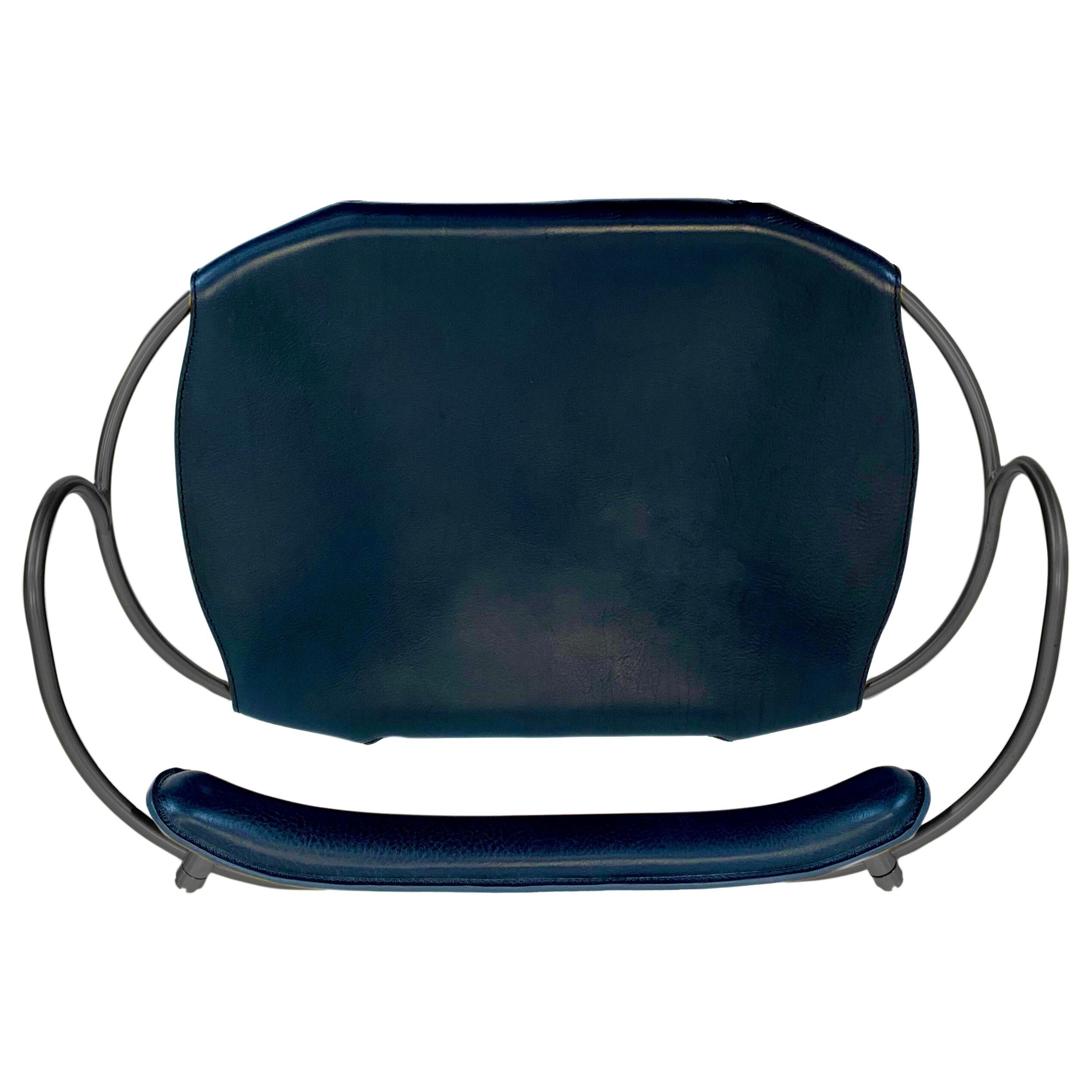 Tabouret de bar de cuisine avec dossier en métal fumé noir et cuir bleu marine