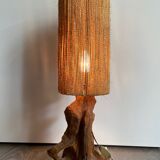 Lampe à poser style brutaliste, bois brut et corde