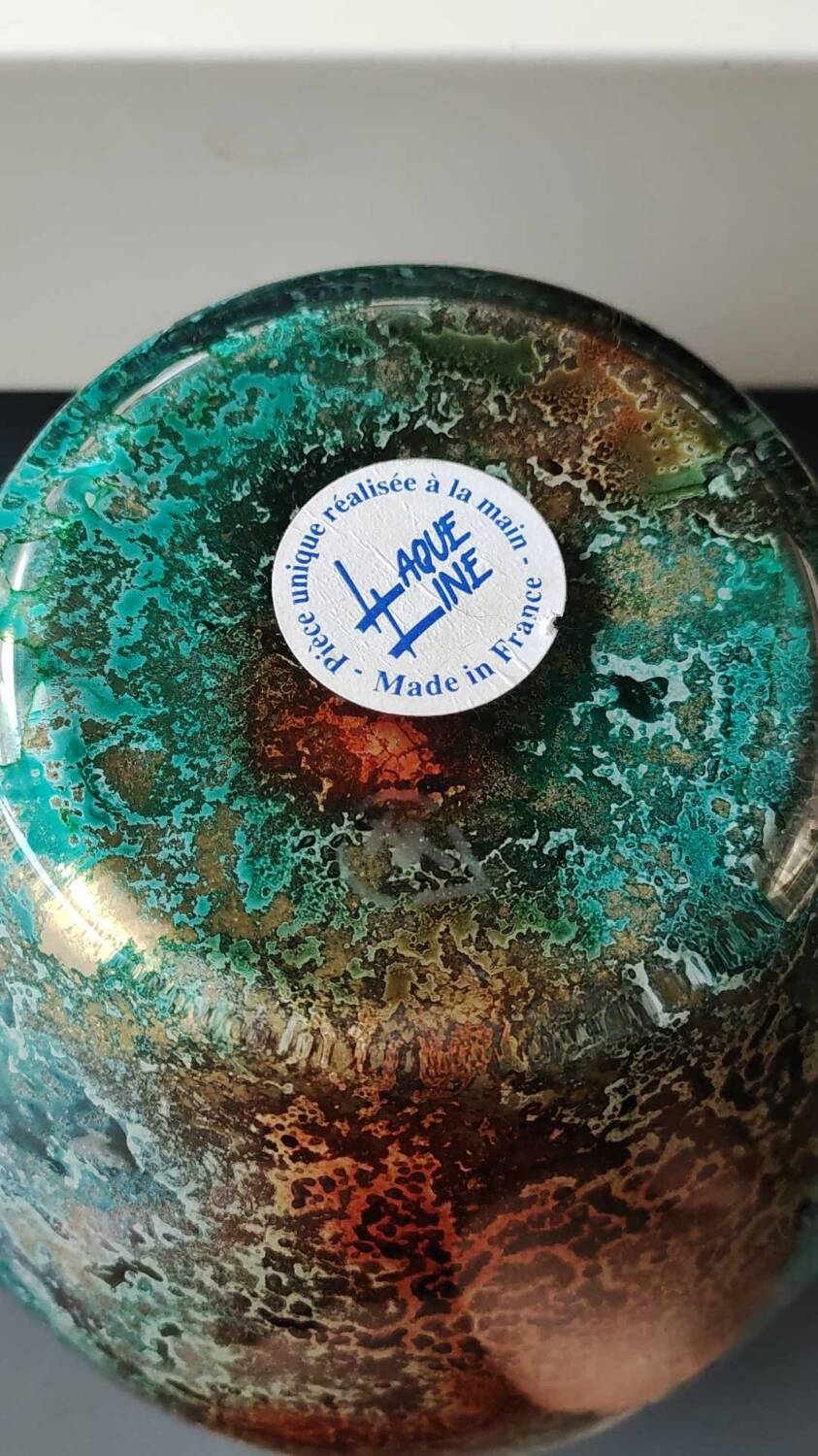 Large signed Line Lacquered Ball Vase. Made of églomisé glass. Dimensions: 18 x 16 cm