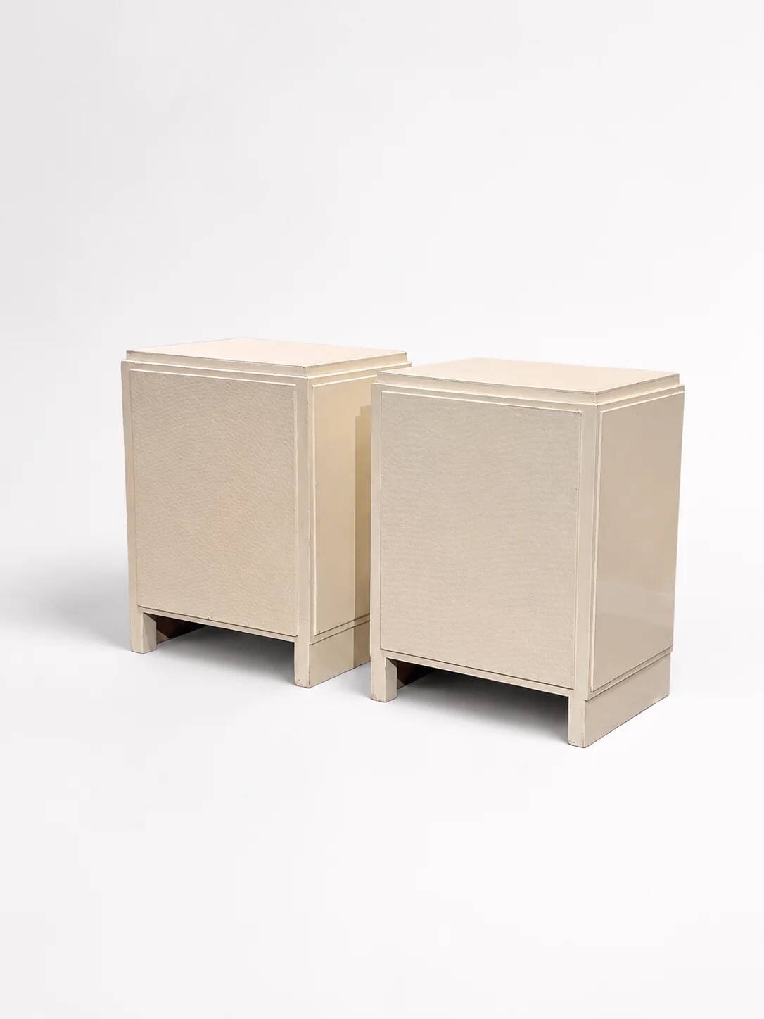 Paire de tables de nuit modernistes Art Déco tardif