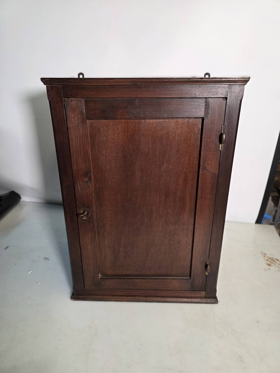 Trade cabinet to be placed or wall-mounted, 1940s.