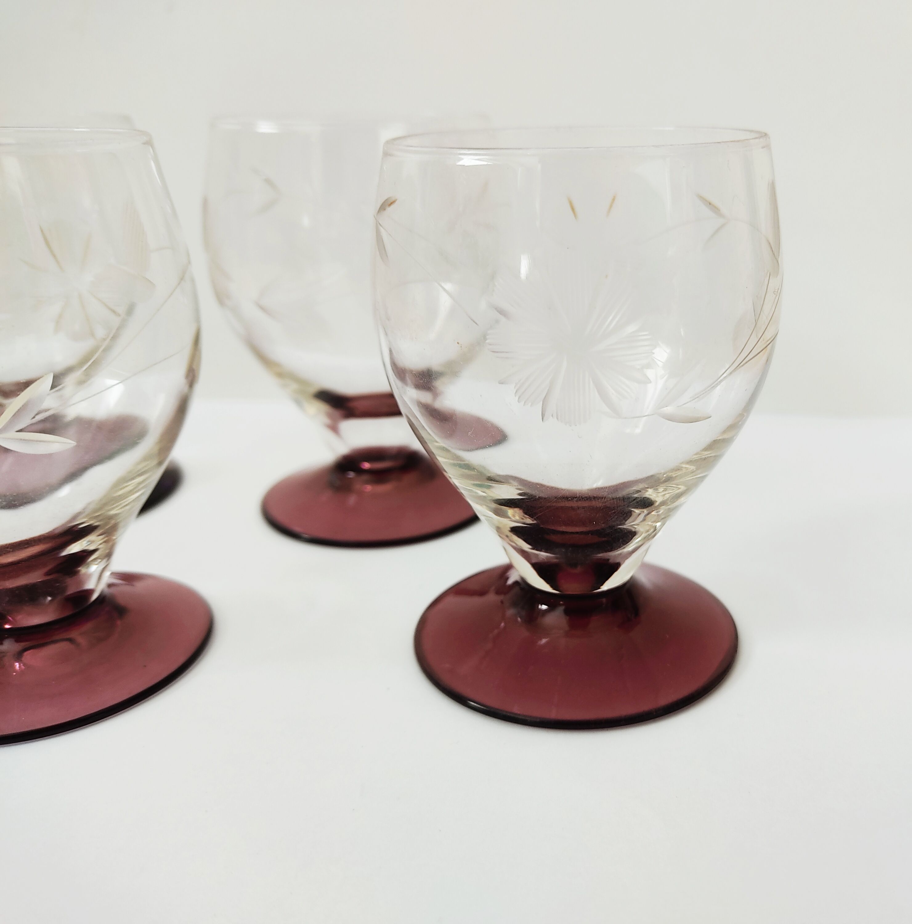 Set of 4 glasses engraved with plum foot