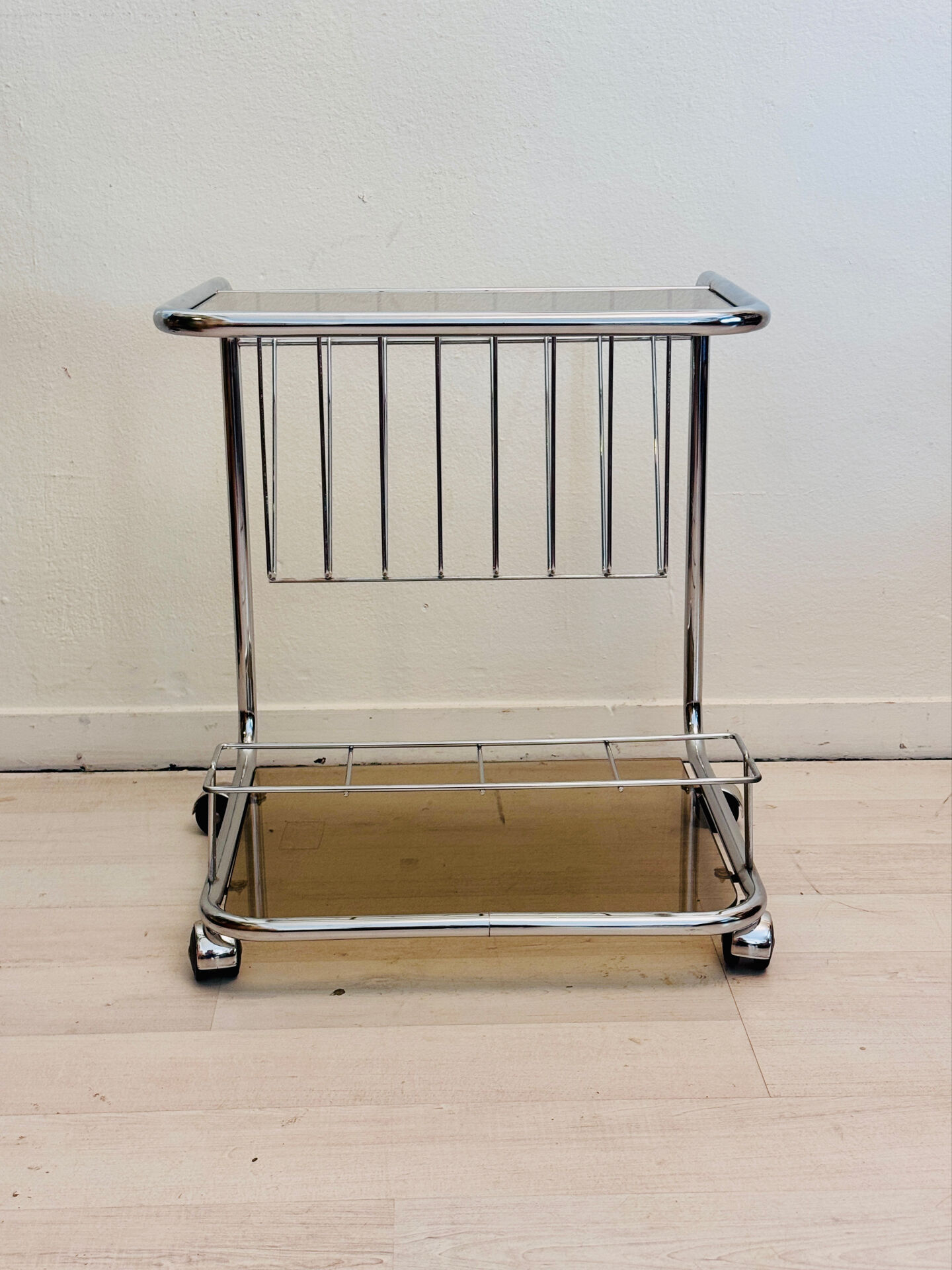 Chariot de bar vintage en cadre de tube chromé avec verre fumé des années 70