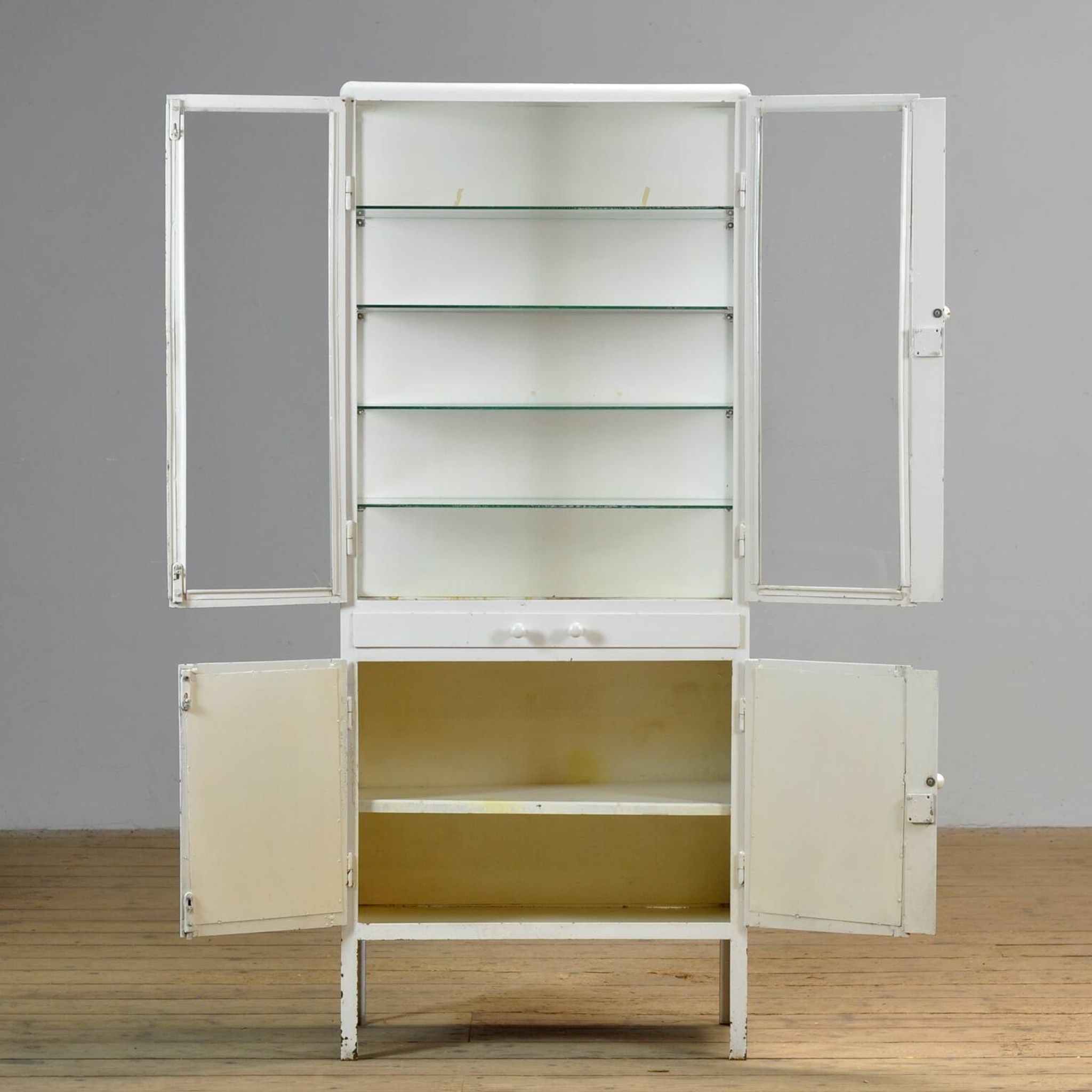 Armoire à pharmacie en fer, années 1950