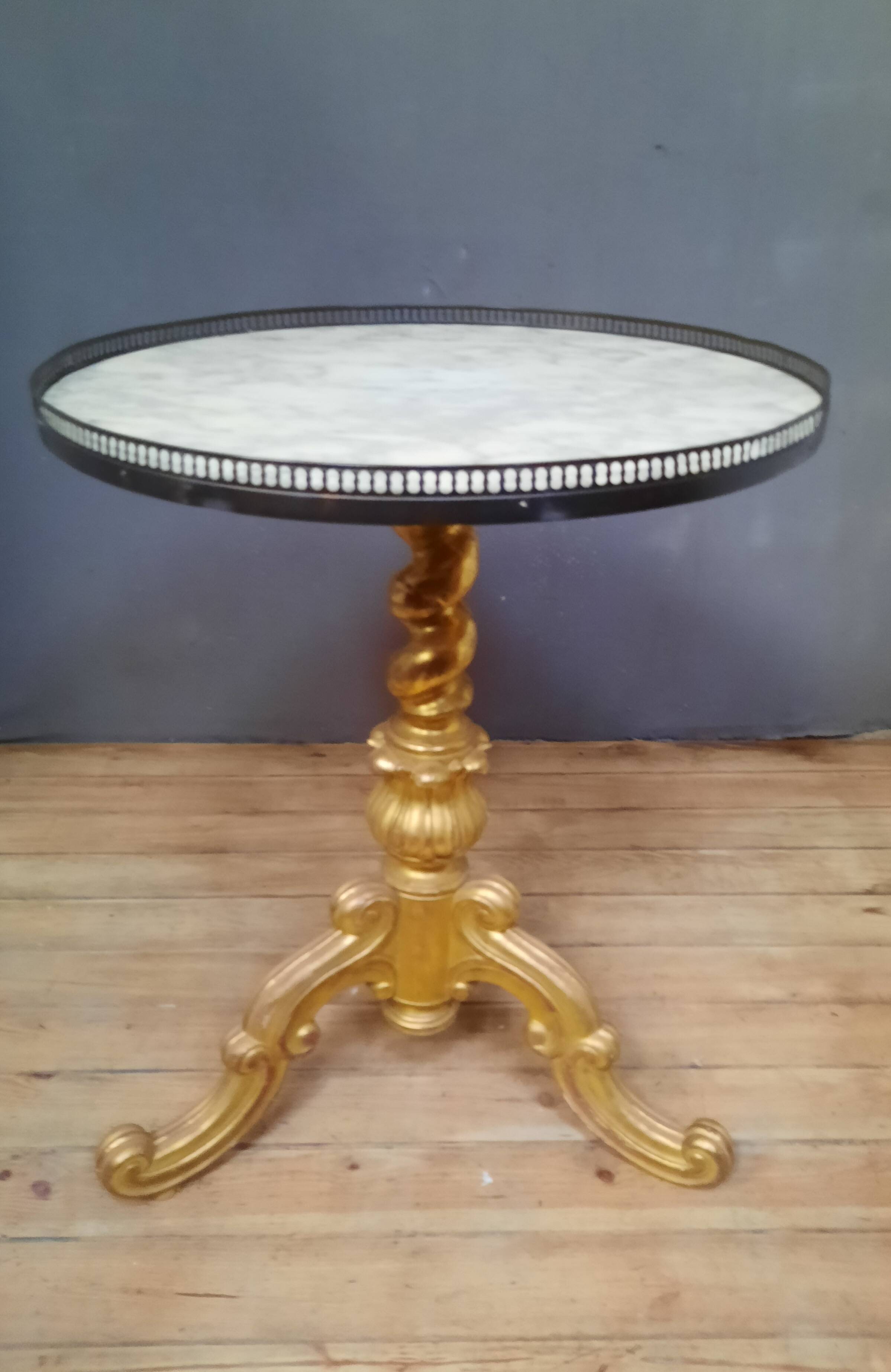 Gilded wooden pedestal table
