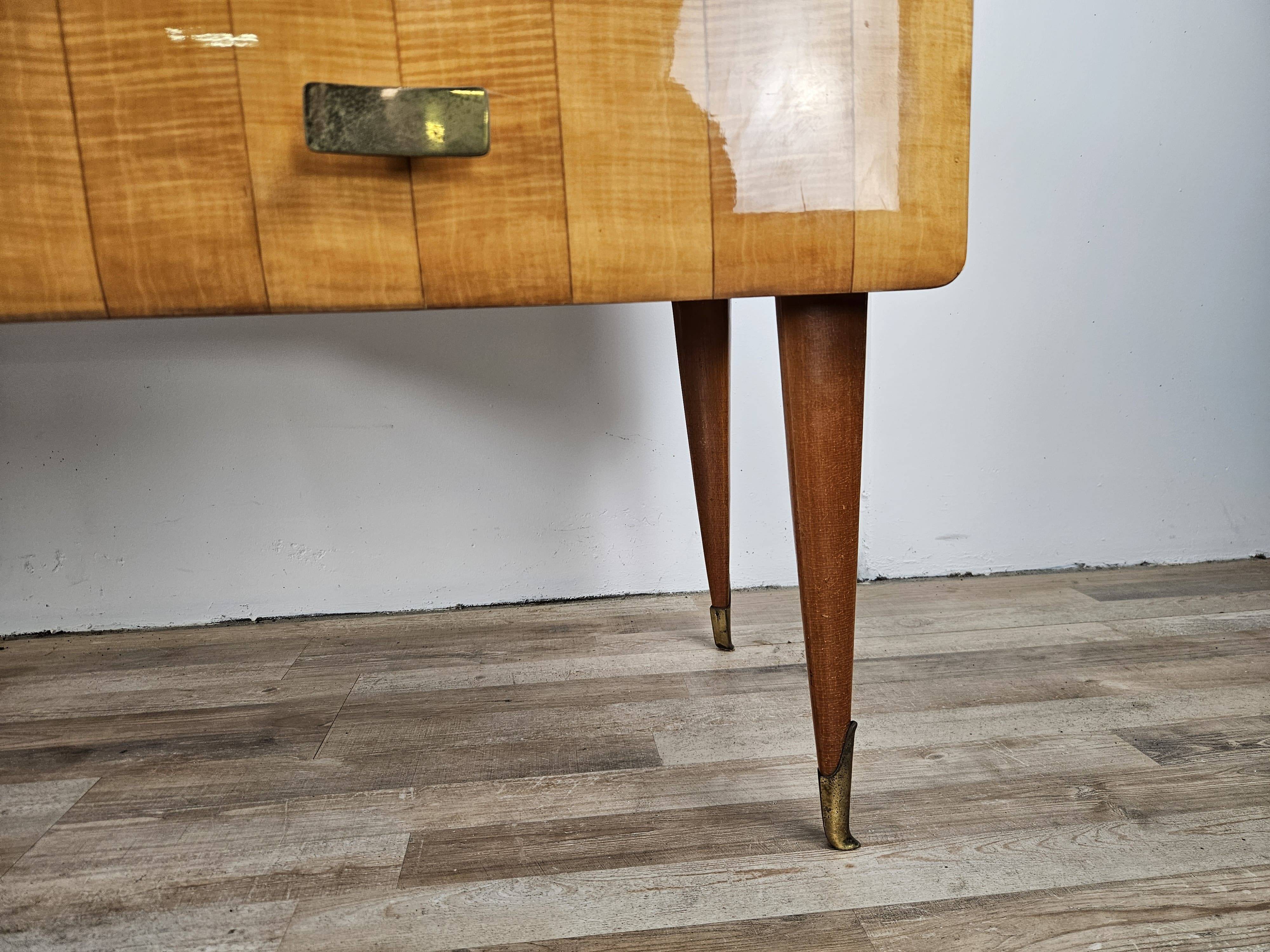 Commode en érable et verre du milieu du siècle des années 1950