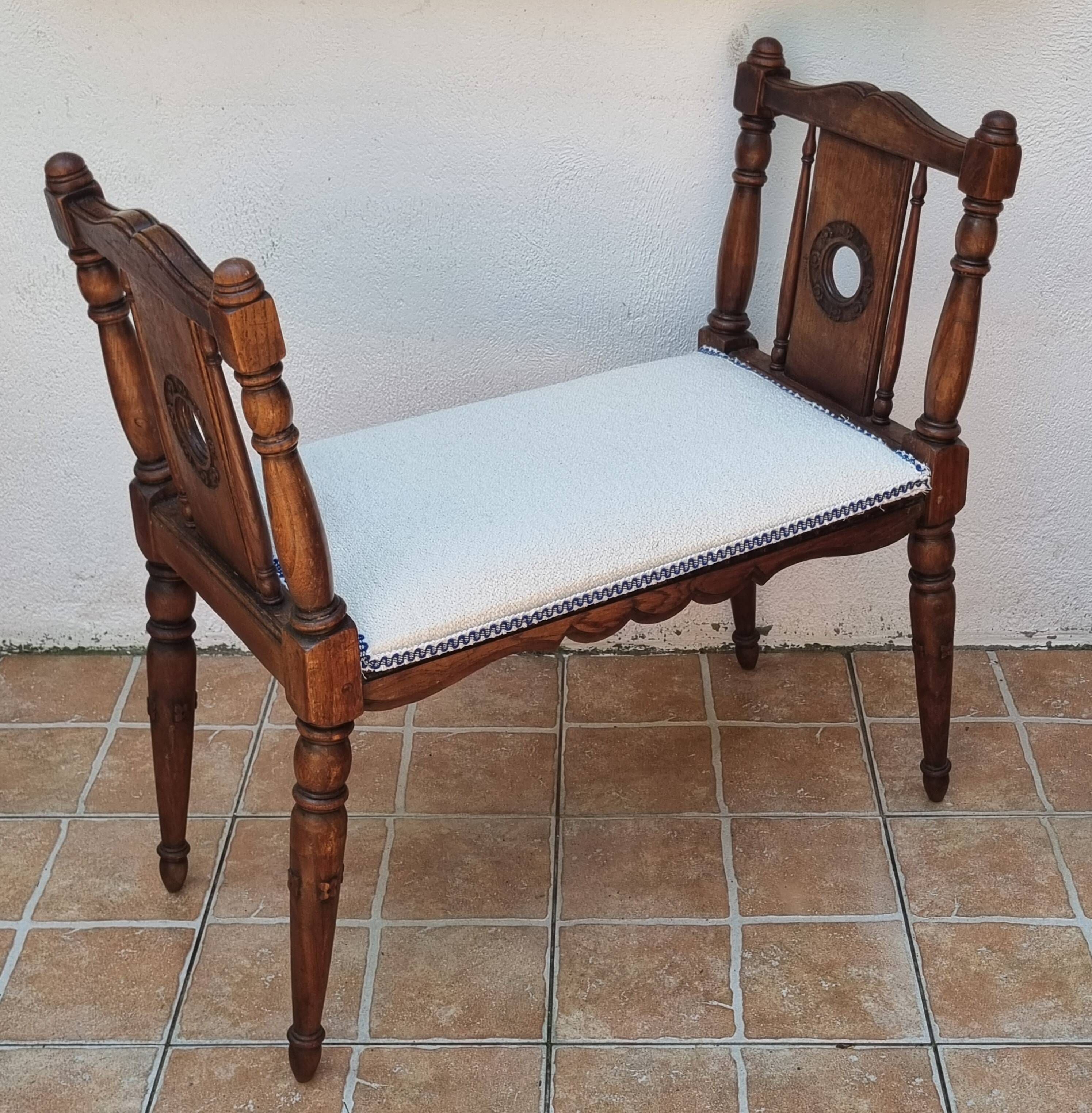 Window bench in carved walnut, late 19th century, renovated seat, 70 cm