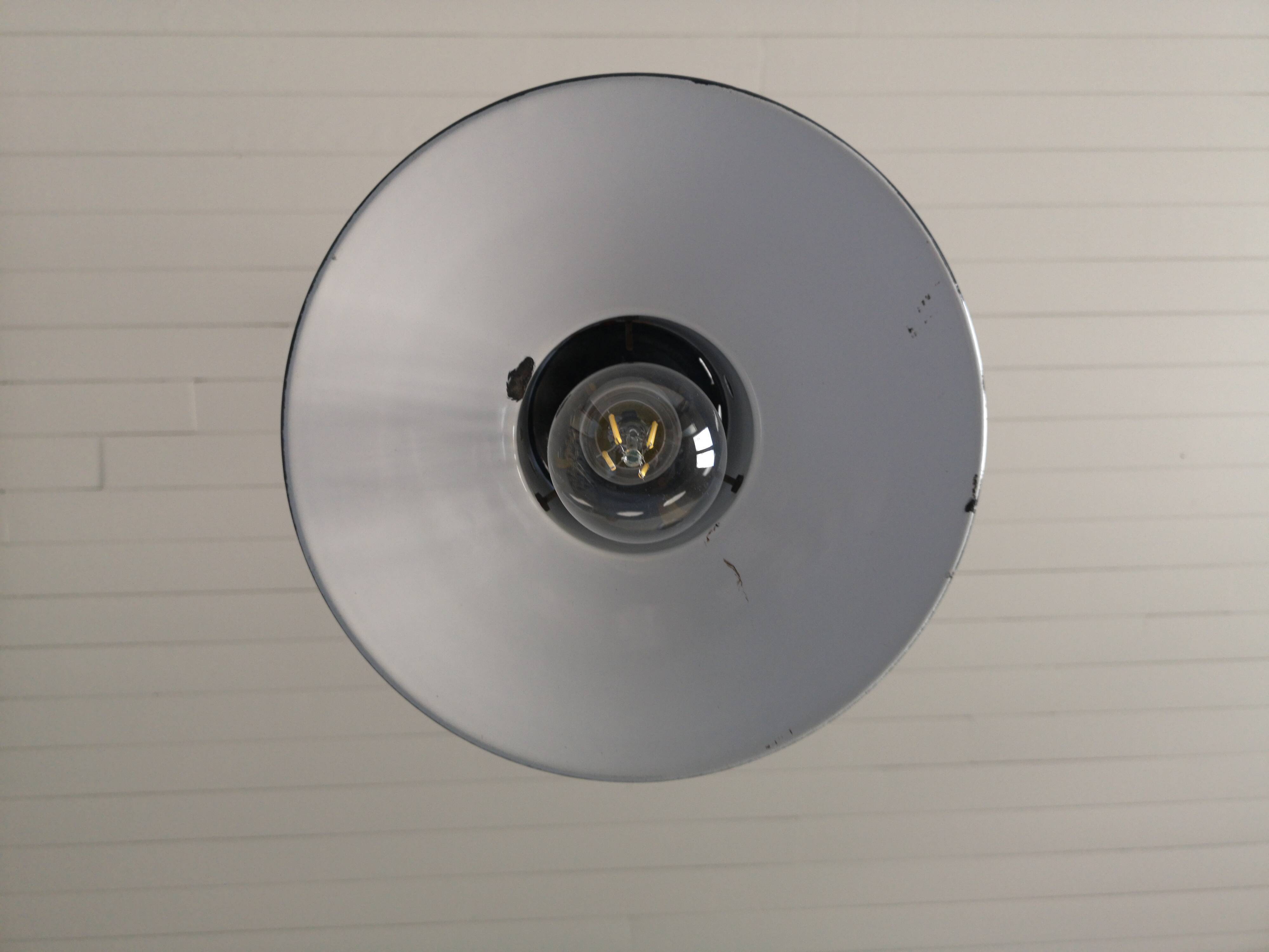 Enamelled metal suspension