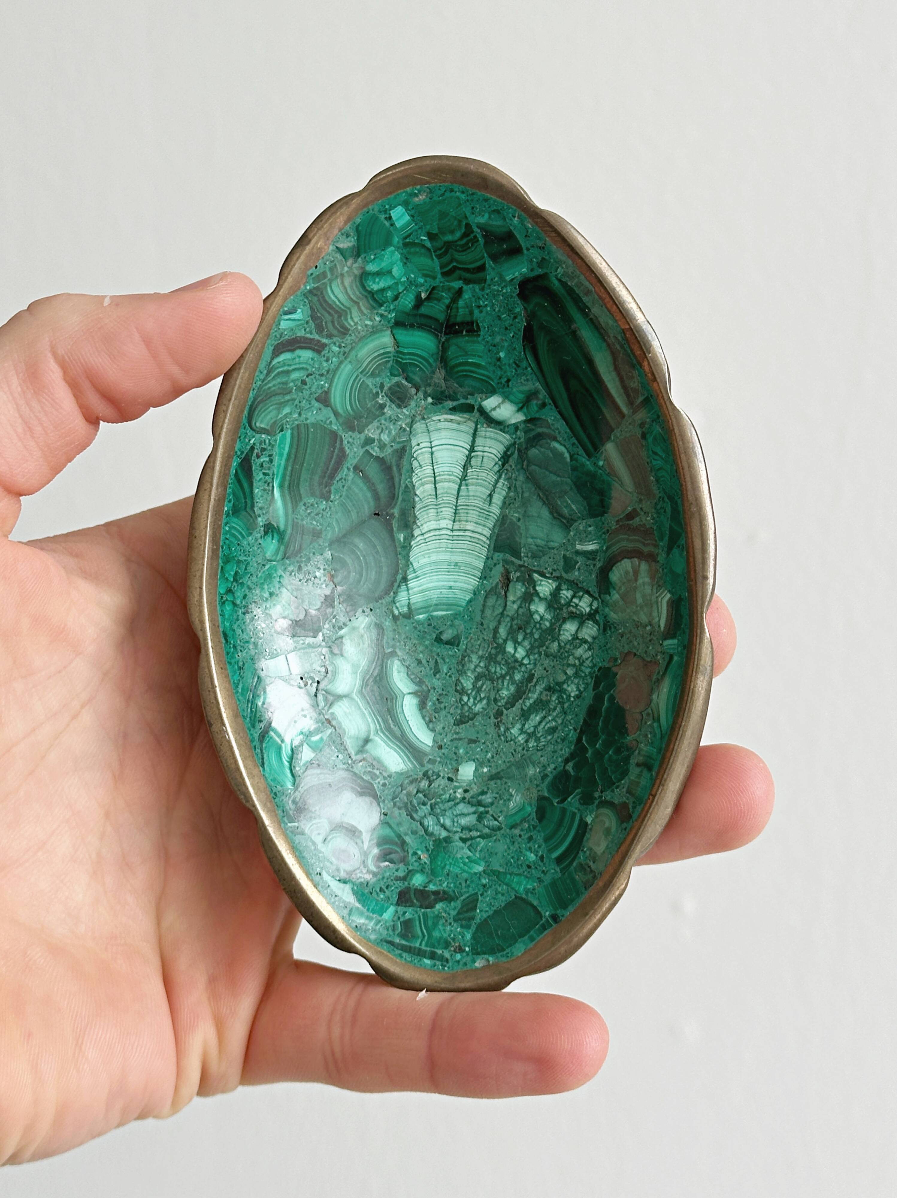 Mini bowls in malachite for jewellery or rings.