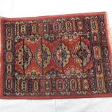 Old small rectangular wool carpet, oriental decoration / 4 medallions