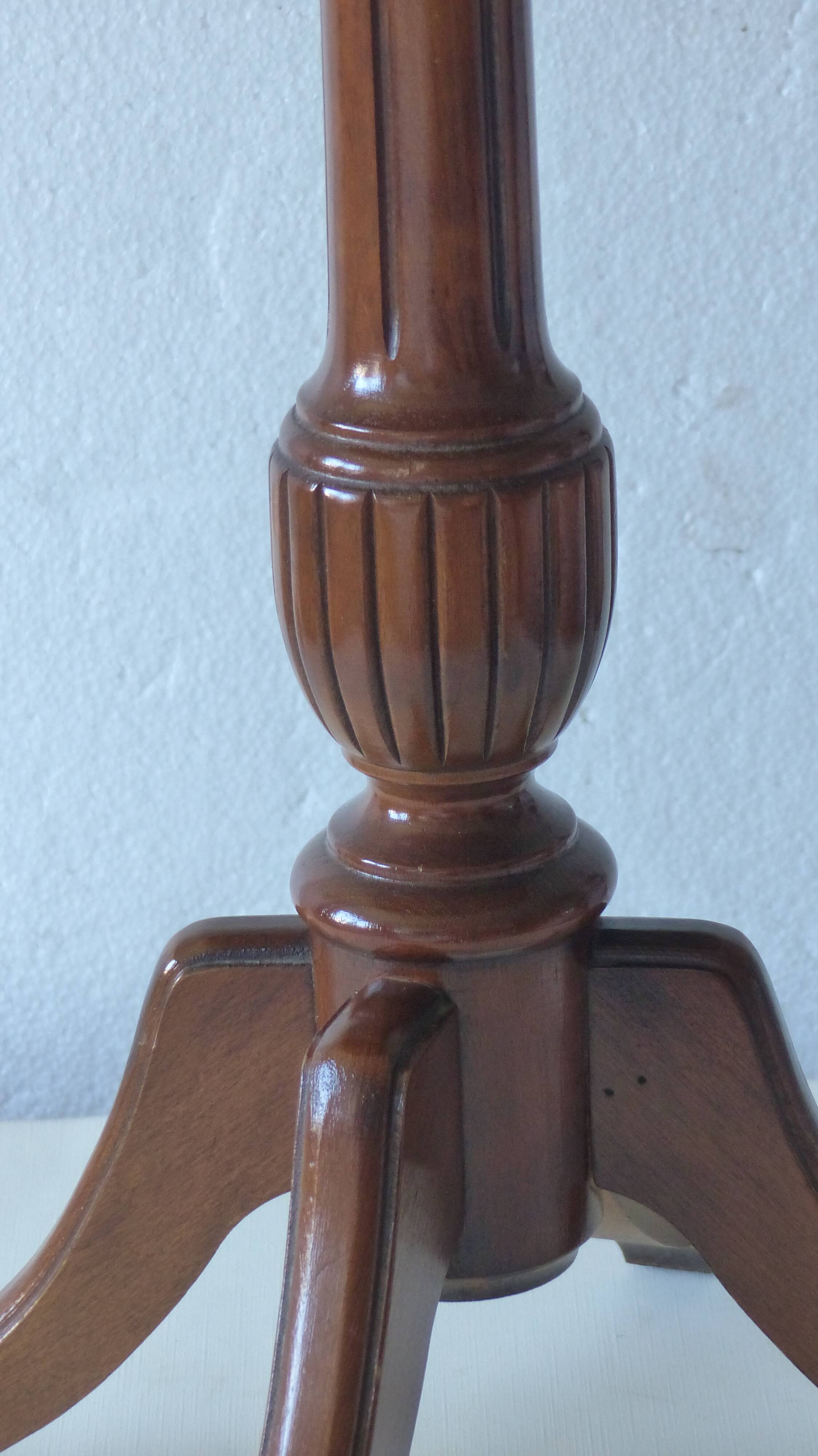 Oval pedestal table