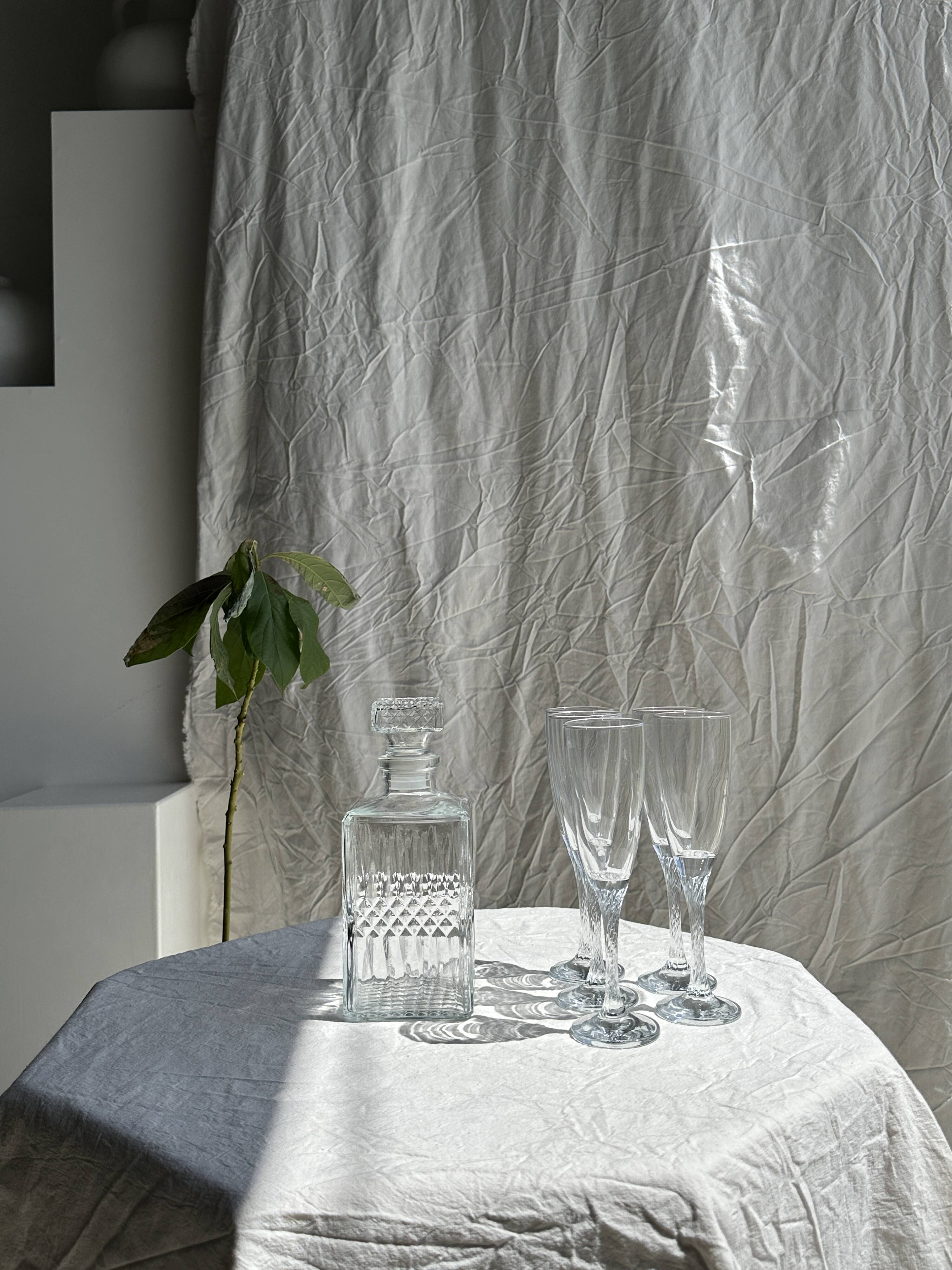 Set of 5 glass champagne flutes with twisted ribbed base