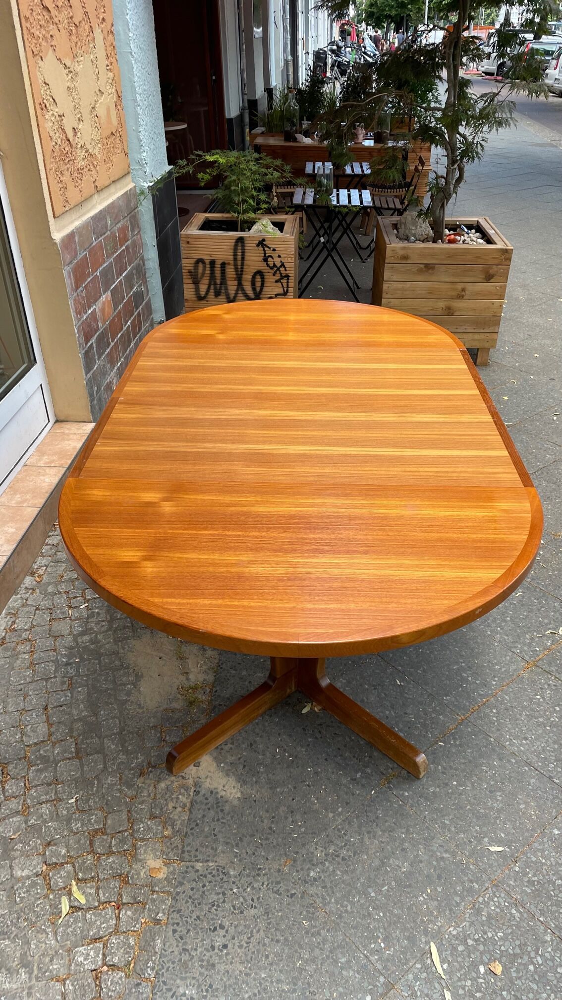 Extendable round table in teak from the 60s with two extensions