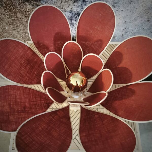 Lampe à poser fleur composée de pétales en rotin et lin terracotta