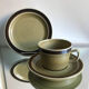 Set de 4 assiettes, soucoupes, tasses Stavangerflint en grès fin
