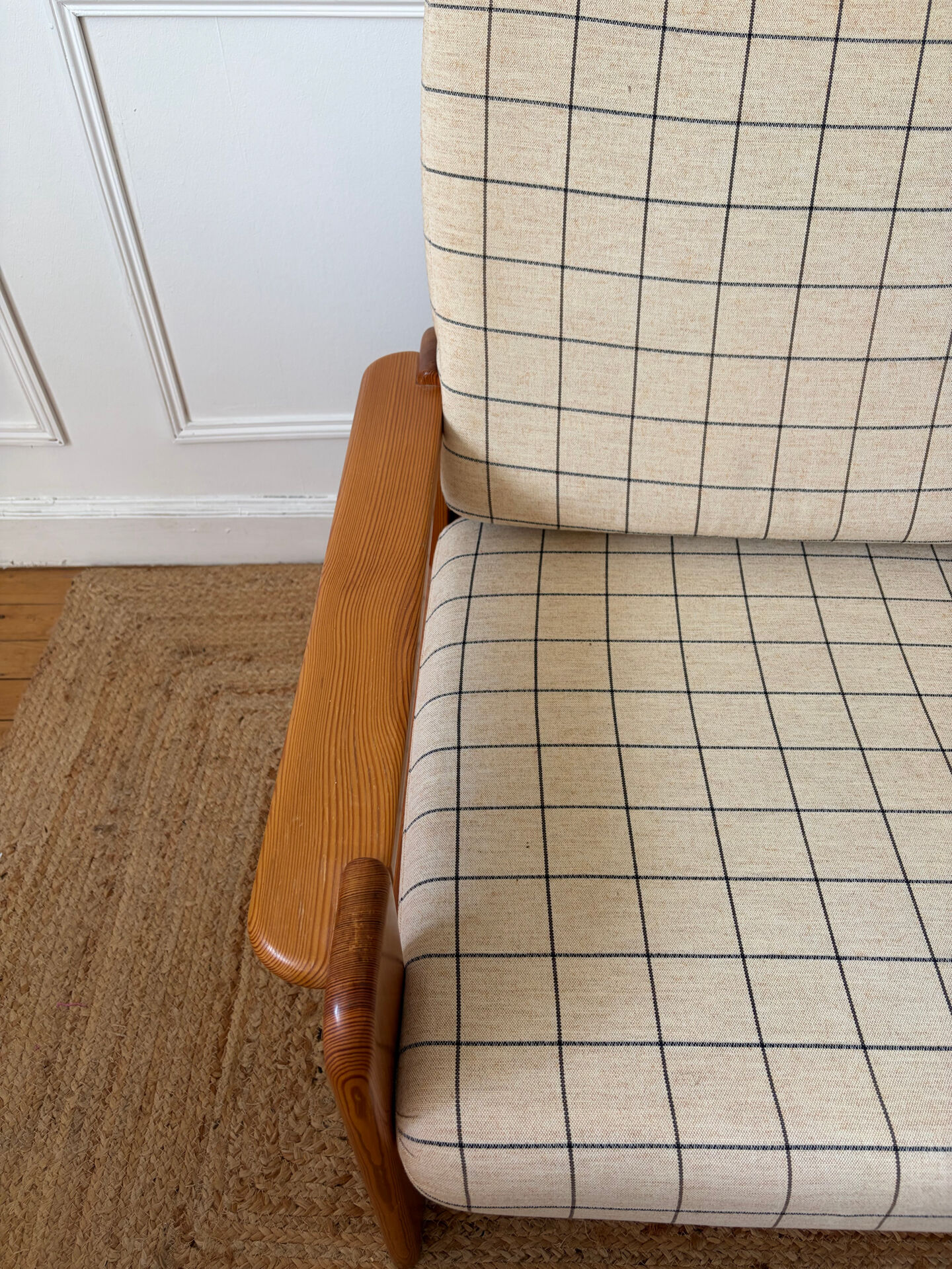 Fauteuil moderniste en pin années 70