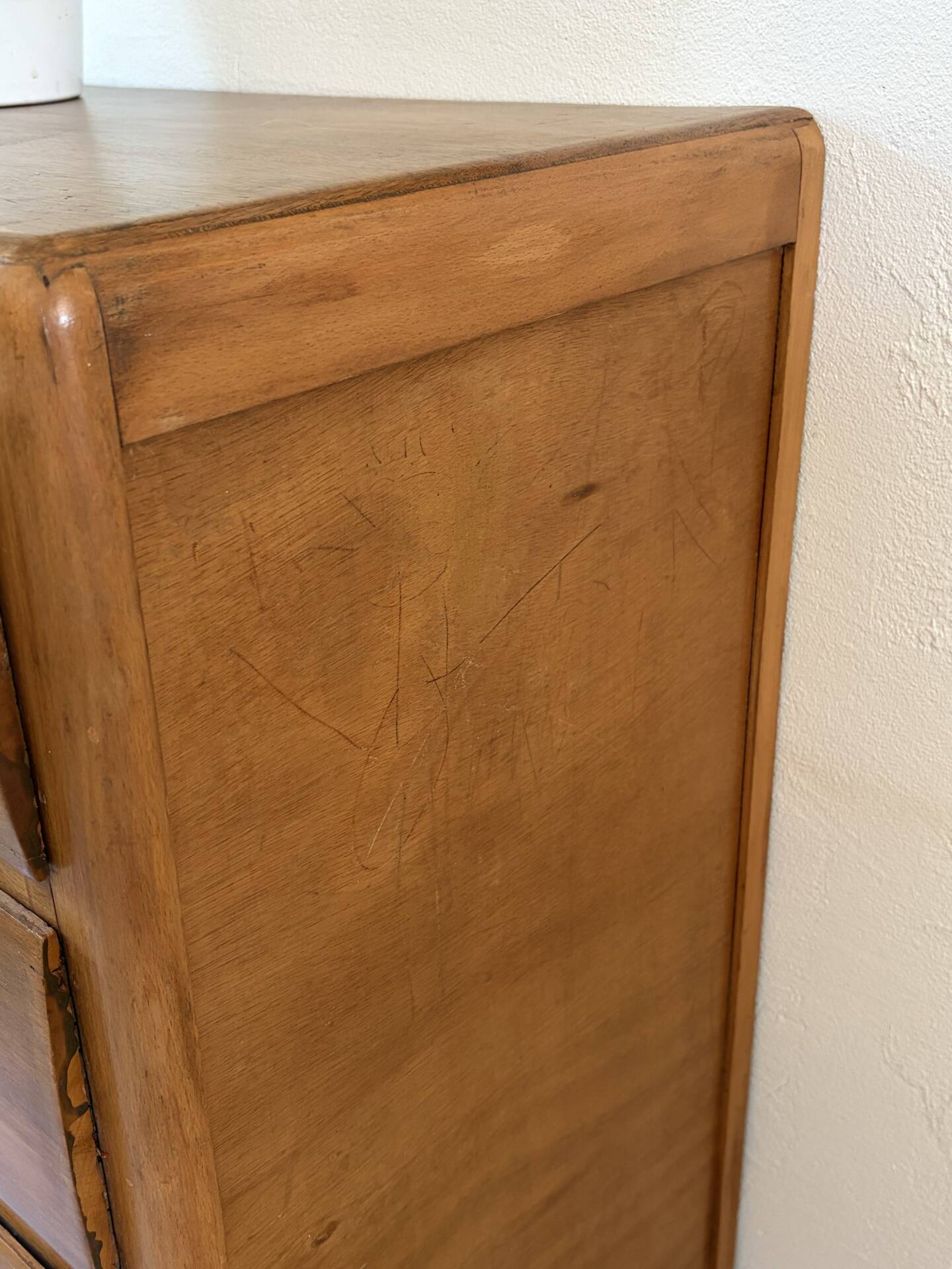 Vintage chest of drawers/commode from the 1960s.