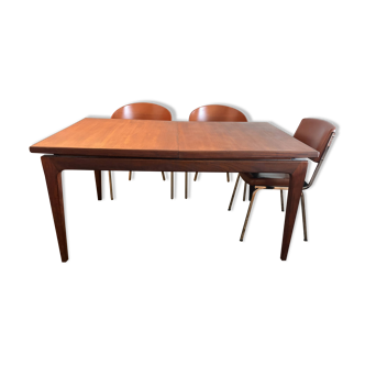 Extendable wooden dining table