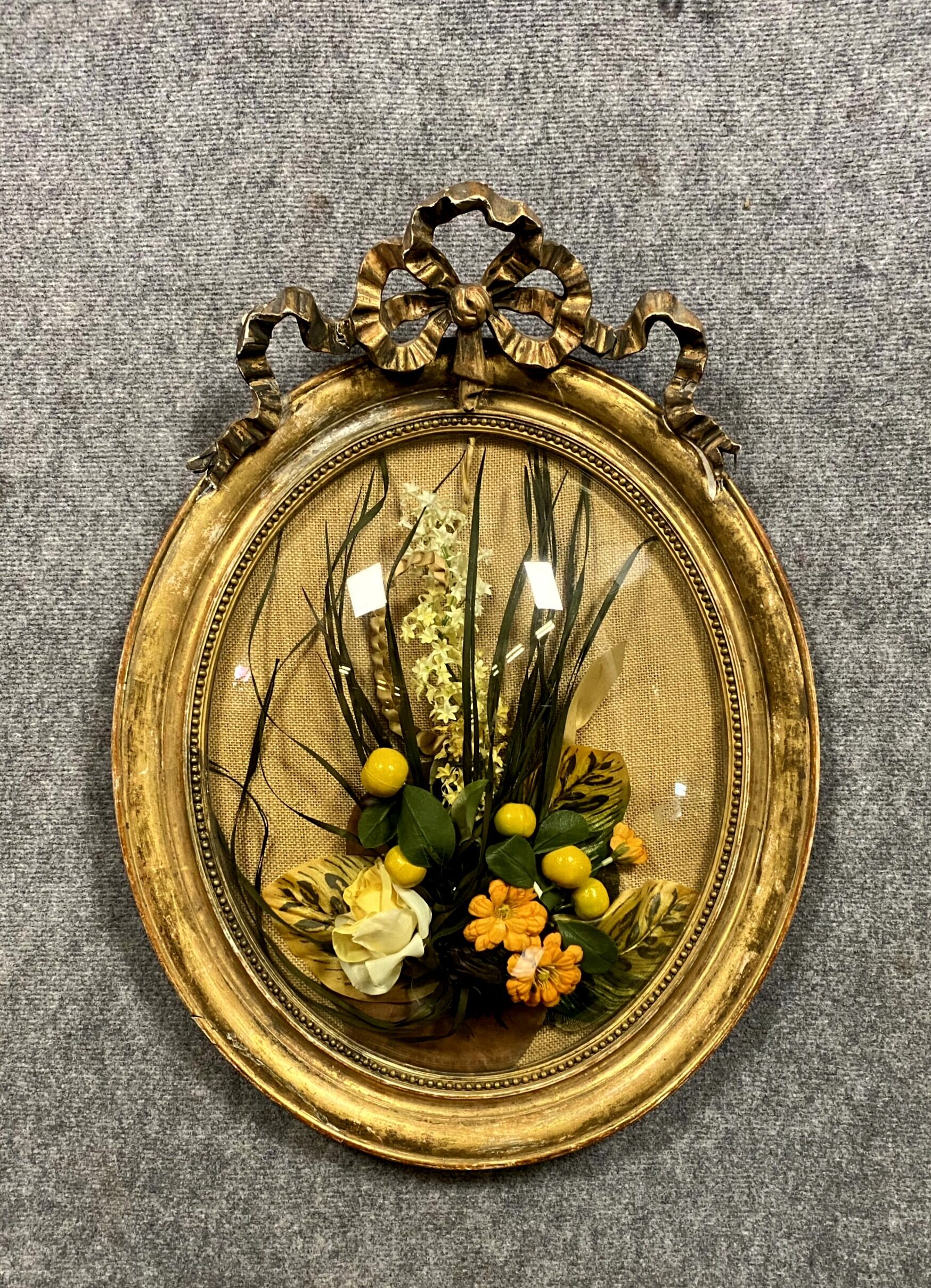 Louis XVI gilded wooden medallion frame with floral arrangement