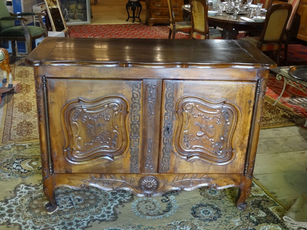 18th century Provencal sideboard in walnut, Louis XV period 140 x 100 cm