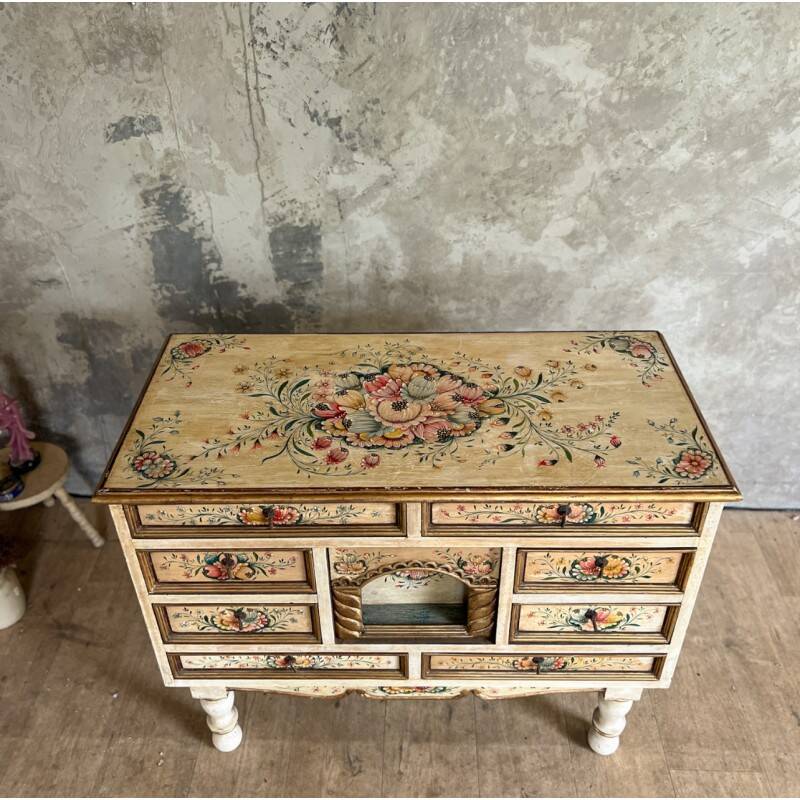 Commode peinte au décor fleuri