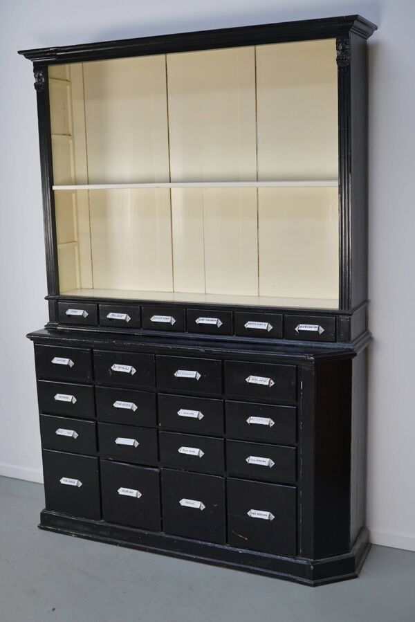 Grand ensemble d'armoires de pharmacie antiques peintes en noir, Europe de l'Est, années 1910.