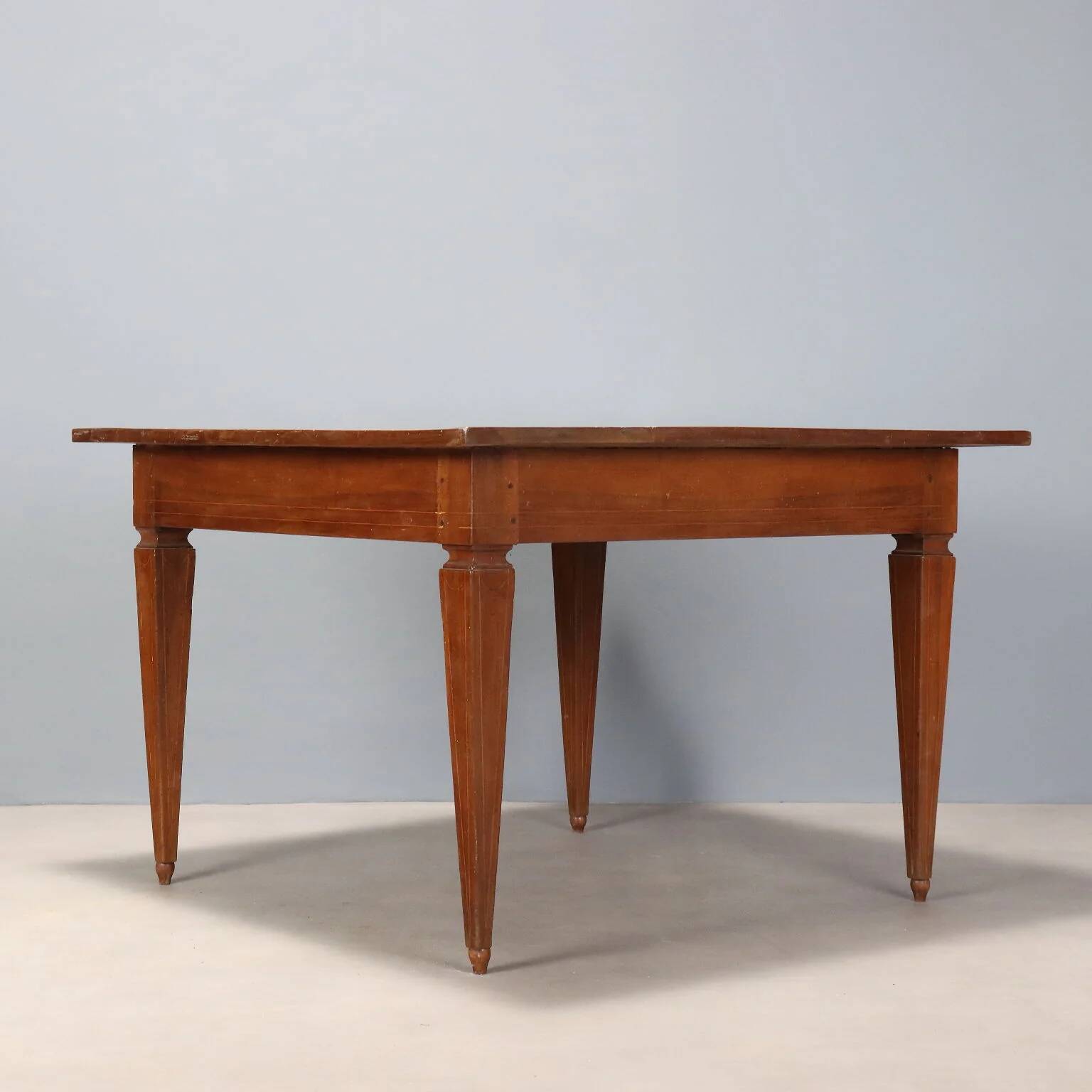 Antique Directoire table in walnut and cherry, Italy, 19th century.