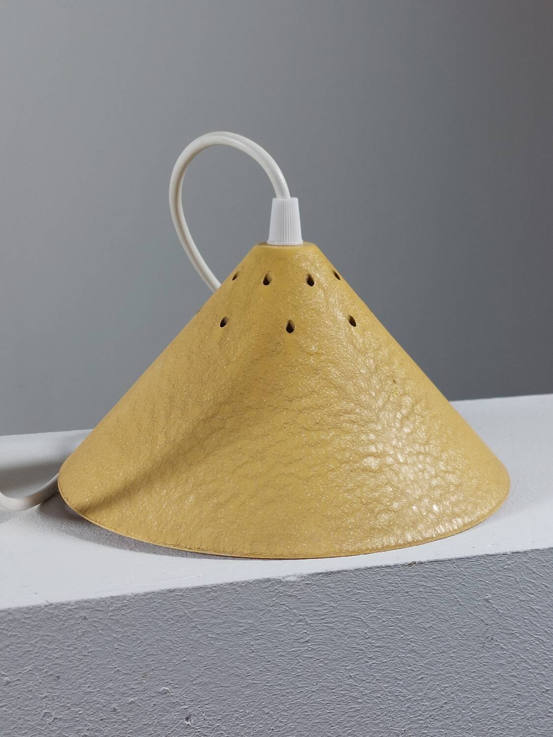 Vintage suspension in yellow lacquered Bakelite from the 1950s.